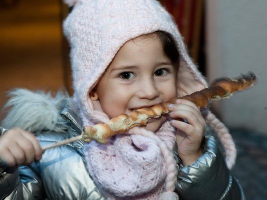 Auf dem Christkindelmarkt Bludenz, Stockbrotgrillen.