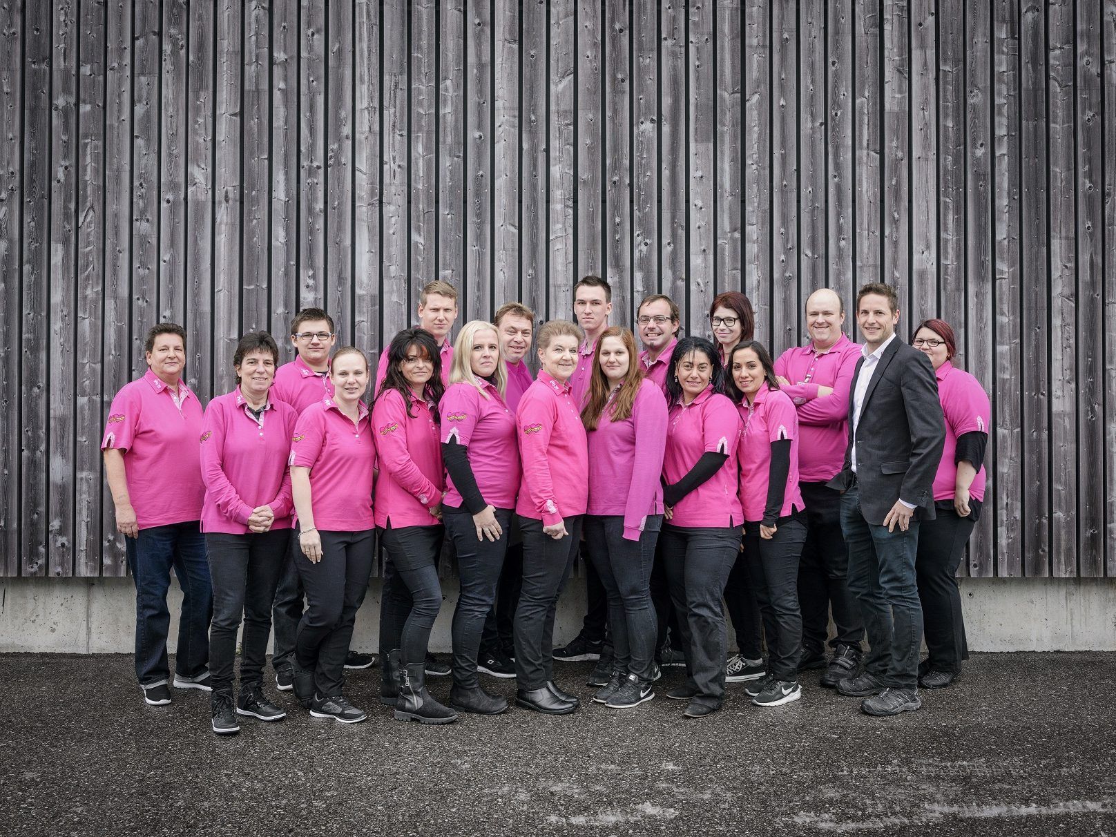 Marktmanager Dietmar Baldauf und sein 19-köpfiges Team freuen sich darauf, die Kundinnen und Kunden im neuen Ländlemarkt begrüßen zu dürfen. Fotocredit: Sutterlüty Marktmanager Dietmar Baldauf und sein 19-köpfiges Team freuen sich darauf, die Kundinnen und Kunden im neuen Ländlemarkt begrüßen zu dürfen. Fotocredit: Sutterlüty