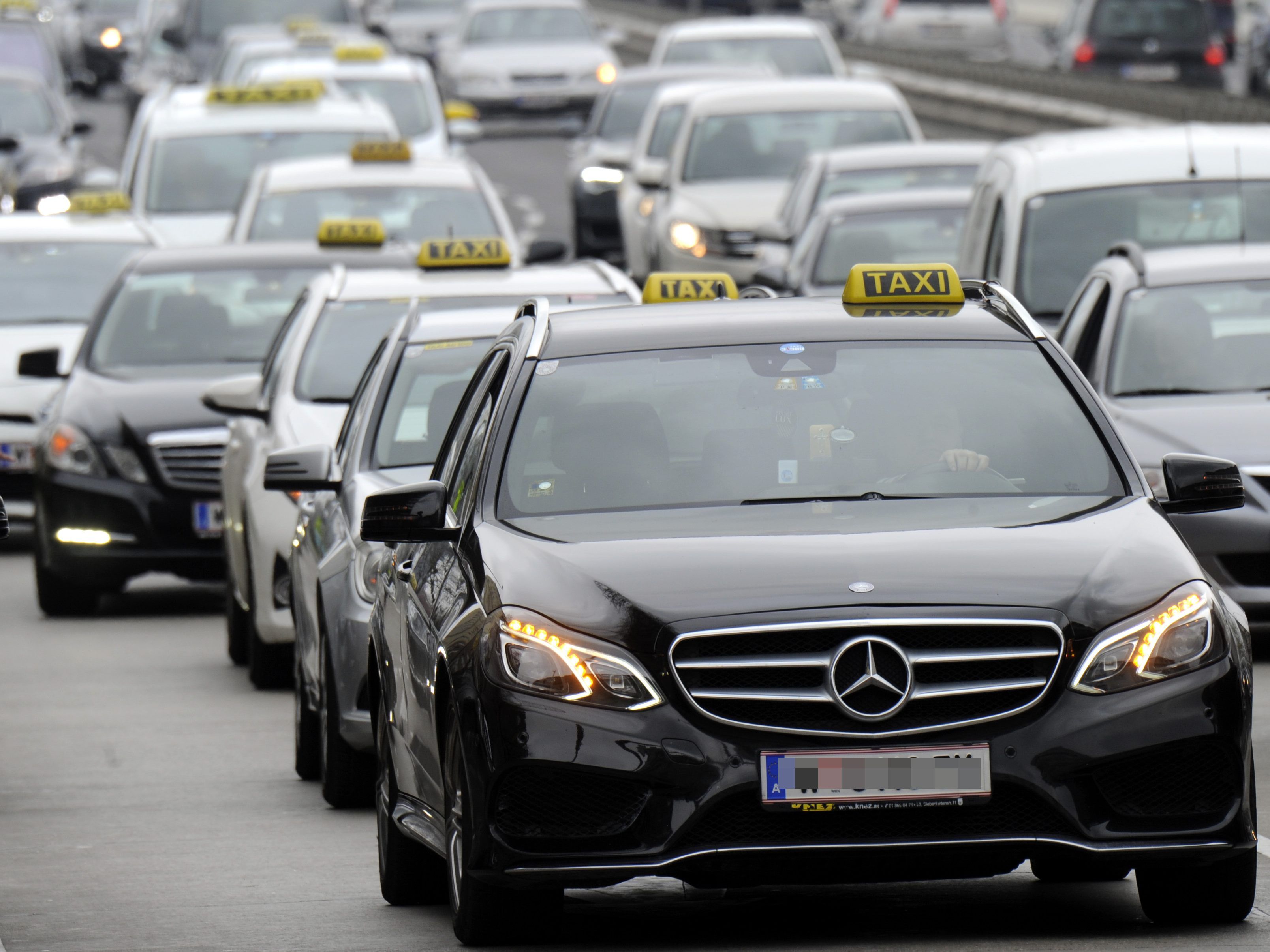 Taxler dürfen sich zu Silvester wieder über mehr Kundschaft freuen, sind sie doch teils billiger als der Fahrendienst Uber Taxler dürfen sich zu Silvester wieder über mehr Kundschaft freuen, sind sie doch teils billiger als der Fahrendienst Uber