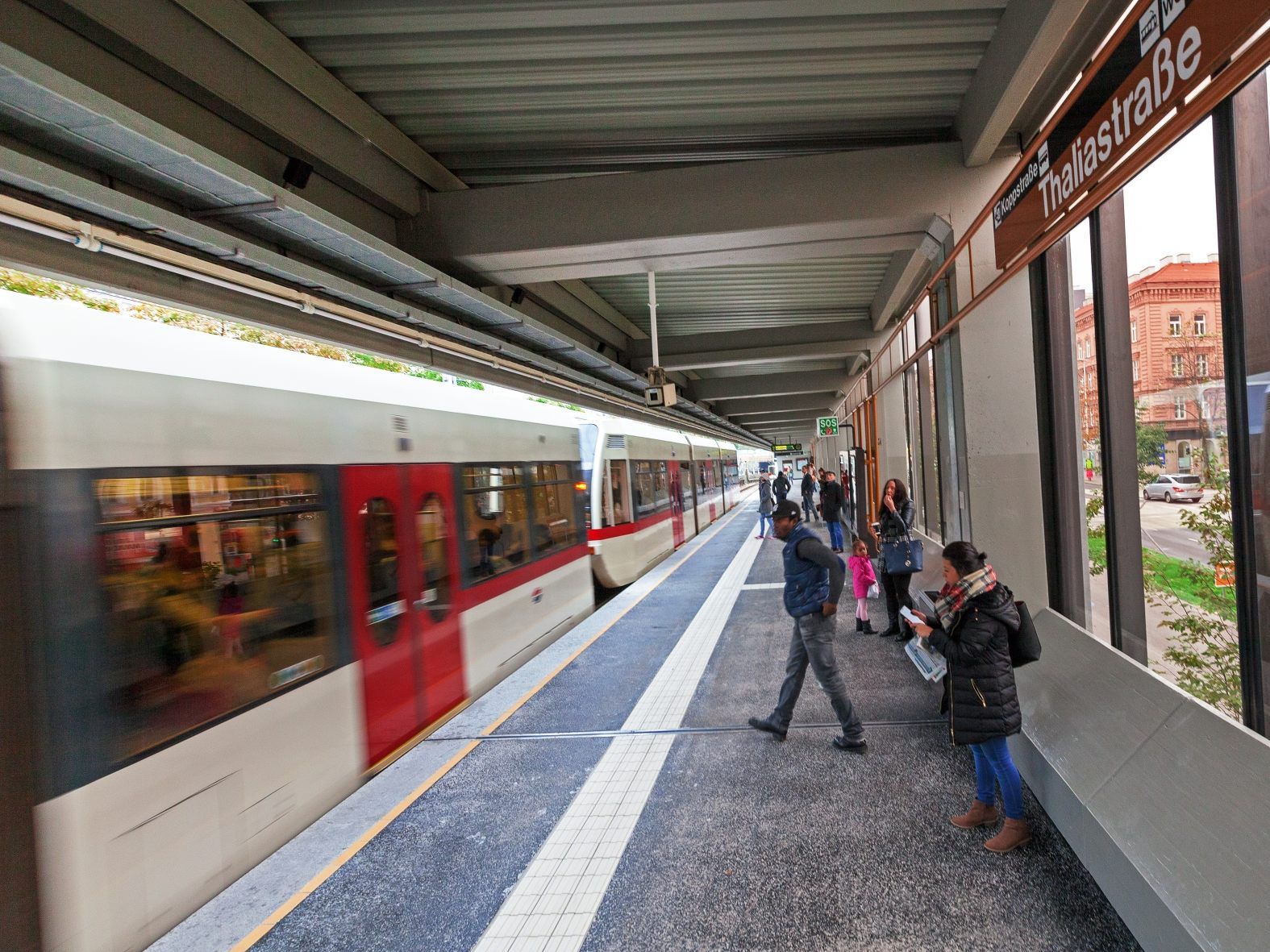 Drei Männer fielen in der U6-Station Thaliastraße auf die Gleise und wurden von einem Zug erfasst