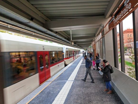 Der Mann, der in der Wiener U-Bahnstation Thaliastraße von einer U-Bahn erfasst wurde, ist außer Lebensgefahr. Der Mann, der in der Wiener U-Bahnstation Thaliastraße von einer U-Bahn erfasst wurde, ist außer Lebensgefahr.