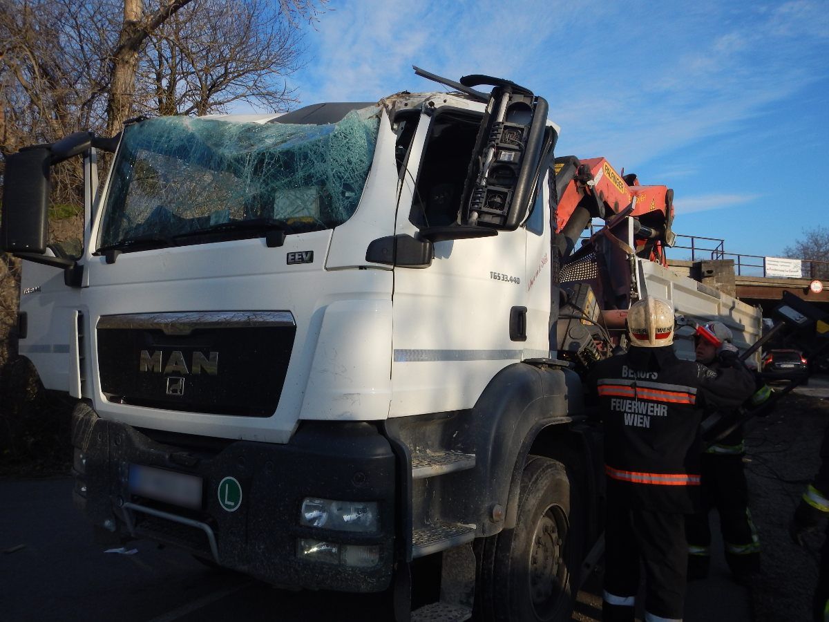 Der Lkw sowie der Ladekran wurden bei dem Unfall schwer beschädigt. Der Lkw sowie der Ladekran wurden bei dem Unfall schwer beschädigt.