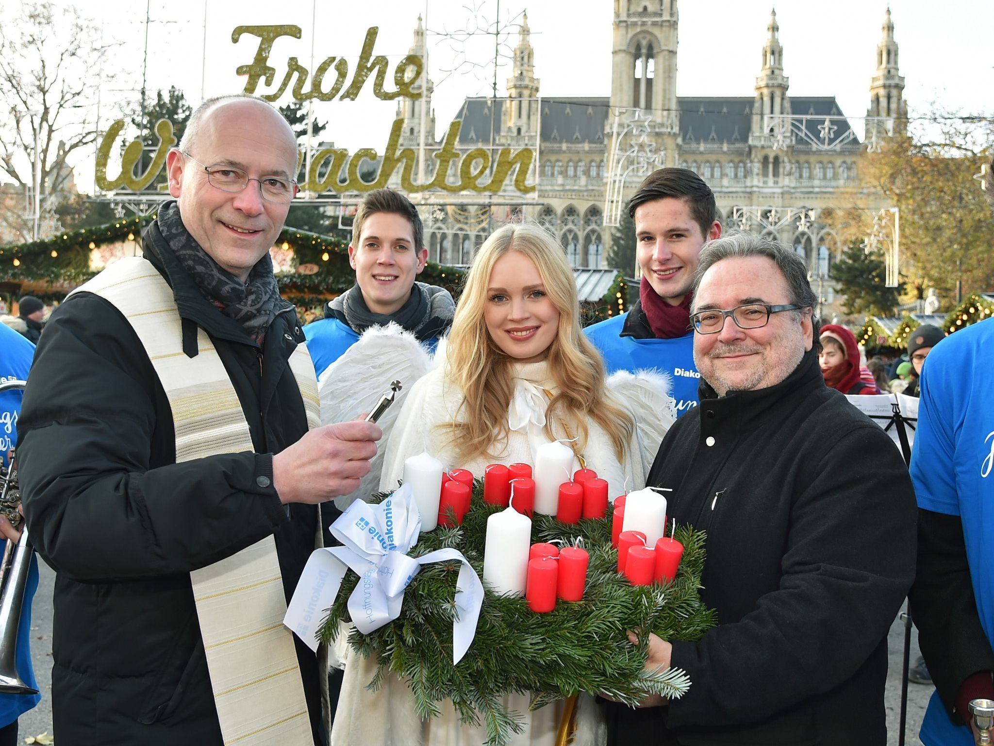 Bei der Segnung des Adventkranzes am Wiener Weihnachtstraum. Bei der Segnung des Adventkranzes am Wiener Weihnachtstraum.