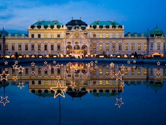 Ein besonderes Ambiente über den Dächern Wiens bietet das Weihnachtsdorf Schloss Belvedere. Ein besonderes Ambiente über den Dächern Wiens bietet das Weihnachtsdorf Schloss Belvedere.