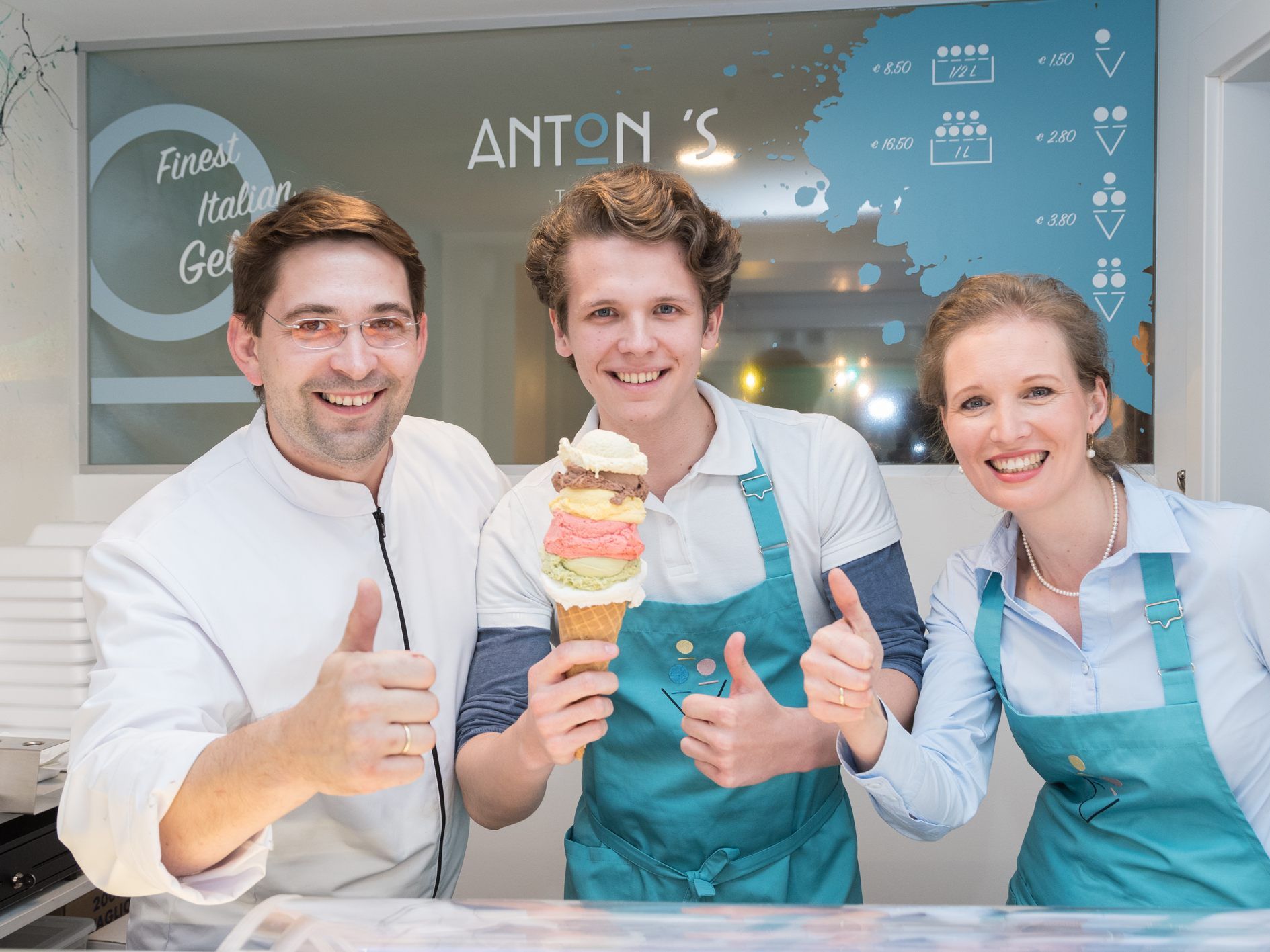 Der Hietzinger Eissalon "Anton's Eiswelt" bietet im Winter unter dem Namen "Anton's Tafel" auch warme Speisen an. Der Hietzinger Eissalon "Anton's Eiswelt" bietet im Winter unter dem Namen "Anton's Tafel" auch warme Speisen an.