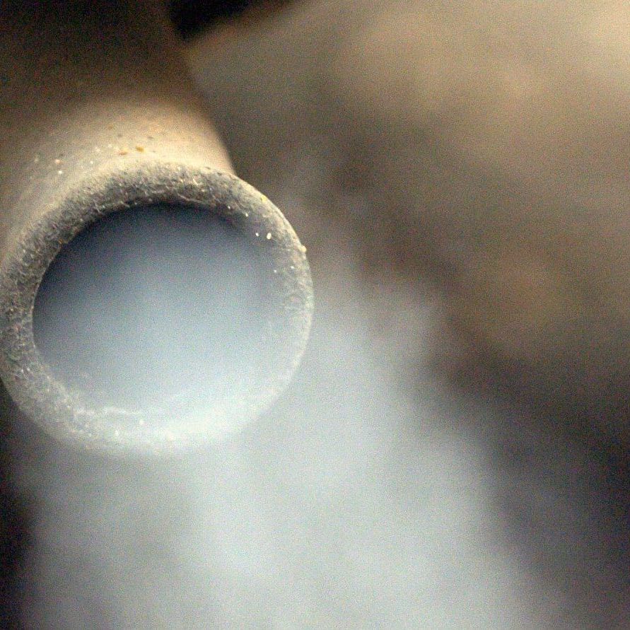 Wer seinen Motor im Stand laufen lässt, riskiert hohe Strafen