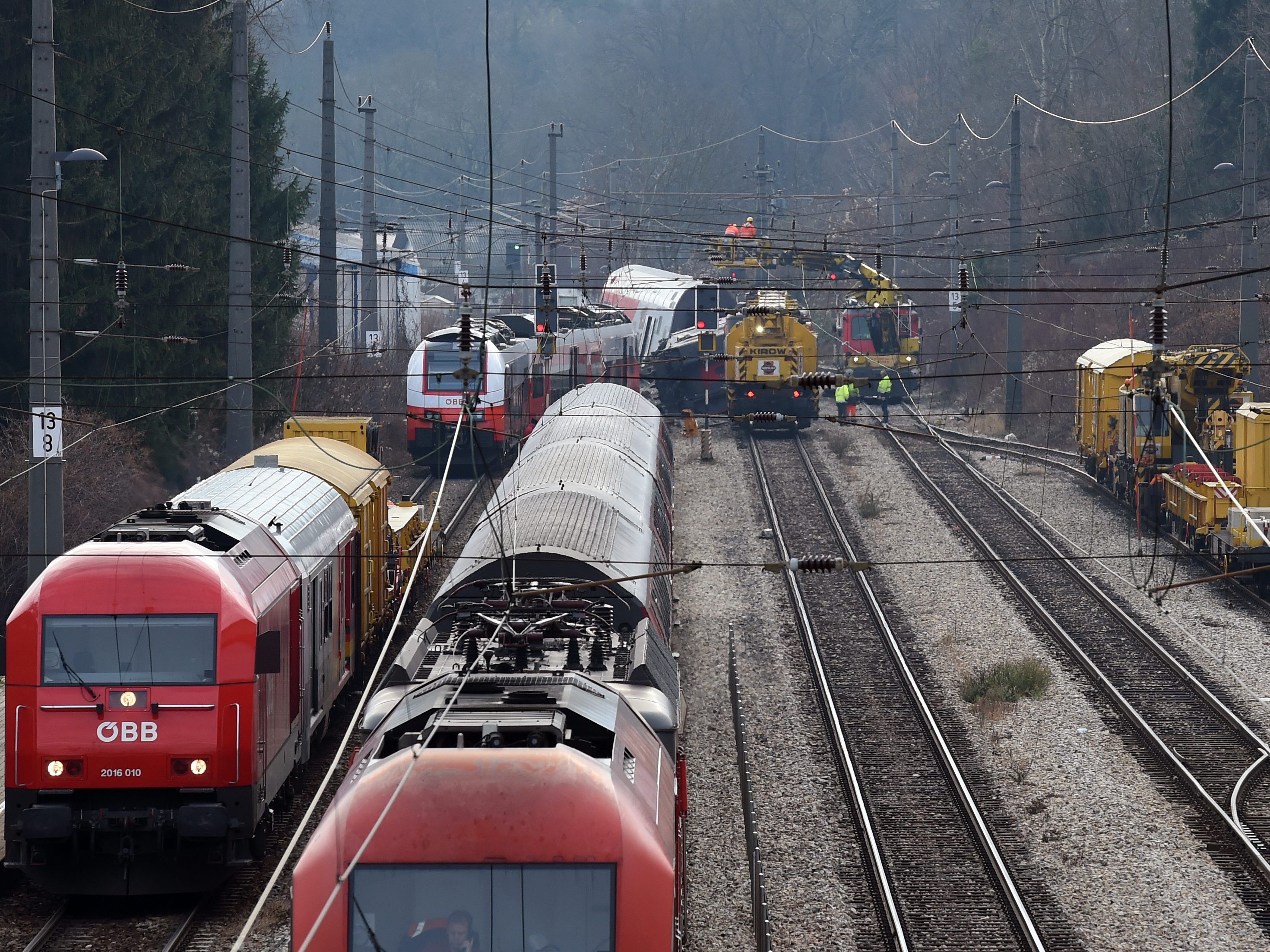Nach dem Bahnunfall in Kritzendorf wird der eingleisige Betrieb aufgenommen. Nach dem Bahnunfall in Kritzendorf wird der eingleisige Betrieb aufgenommen.