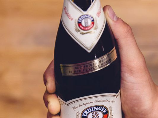 Vermutlich waren es Glasflaschen, mit denen sich die Partygäste gegenseitig verletzten Vermutlich waren es Glasflaschen, mit denen sich die Partygäste gegenseitig verletzten