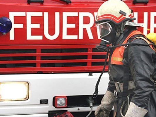 Ein Haus in Maria Enzersdorf stand am Samstag in Flammen.