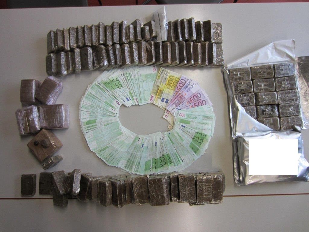 Die sichergestellten Drogen und das Bargeld