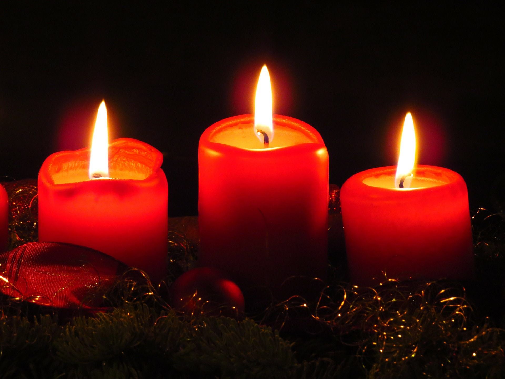 Bei echten Kerzen muss man zu Weihnachten besondere Vorsicht walten lassen