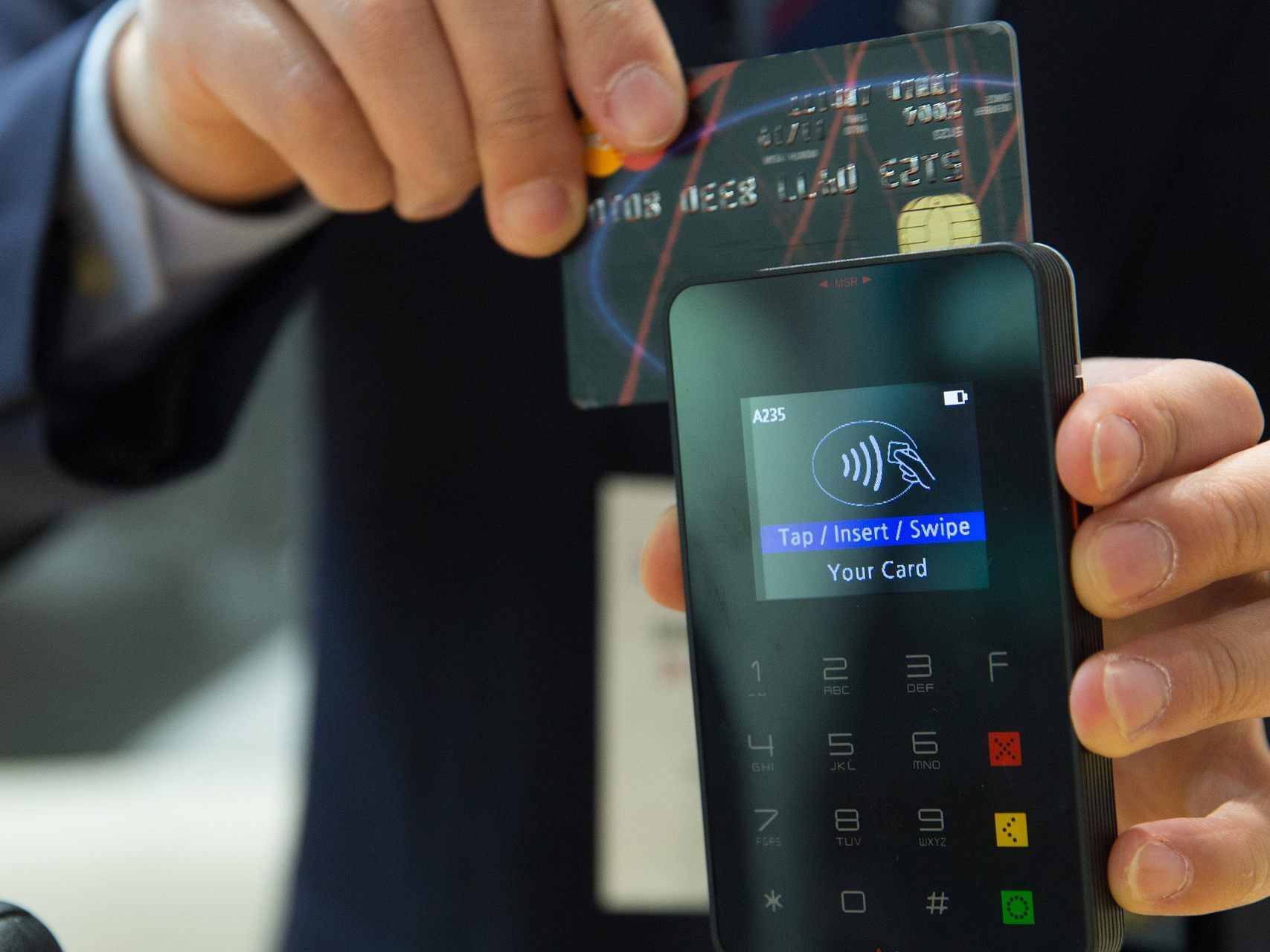 Beim Bezahlen mit der Karte sitzt das Geld oft lockerer als beim Bargeld.