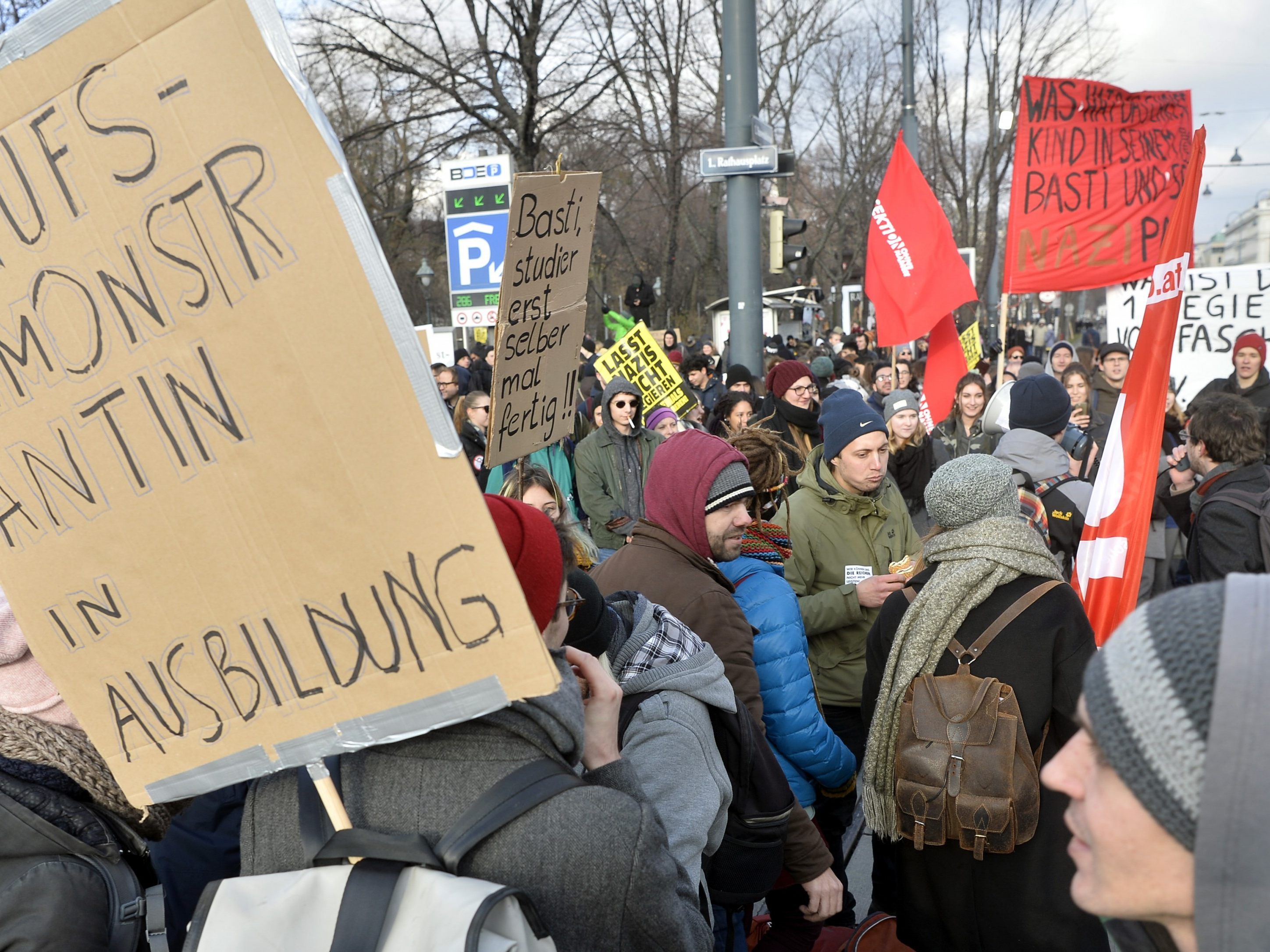 Demonanstranten protestierten gegen die neue Regierung.