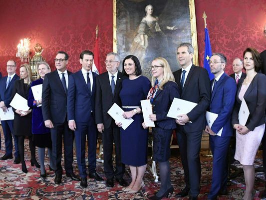 In der Präsidentschaftskanzlei wurde die neue Regierung angelobt.