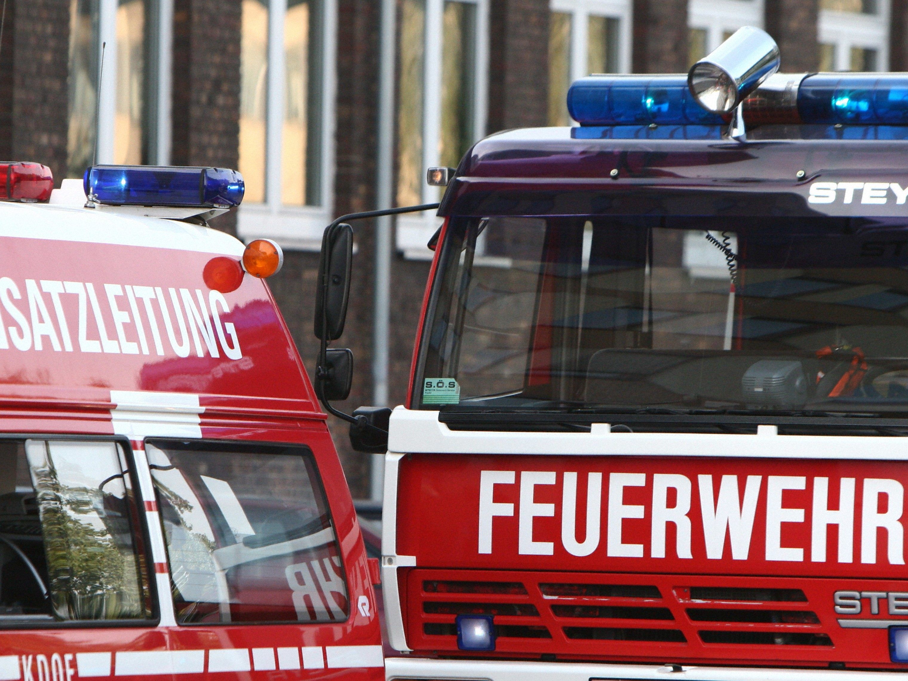 Die Bewohner des Hochhauses wurden von der Feuerwehr evakuiert. Die Bewohner des Hochhauses wurden von der Feuerwehr evakuiert.