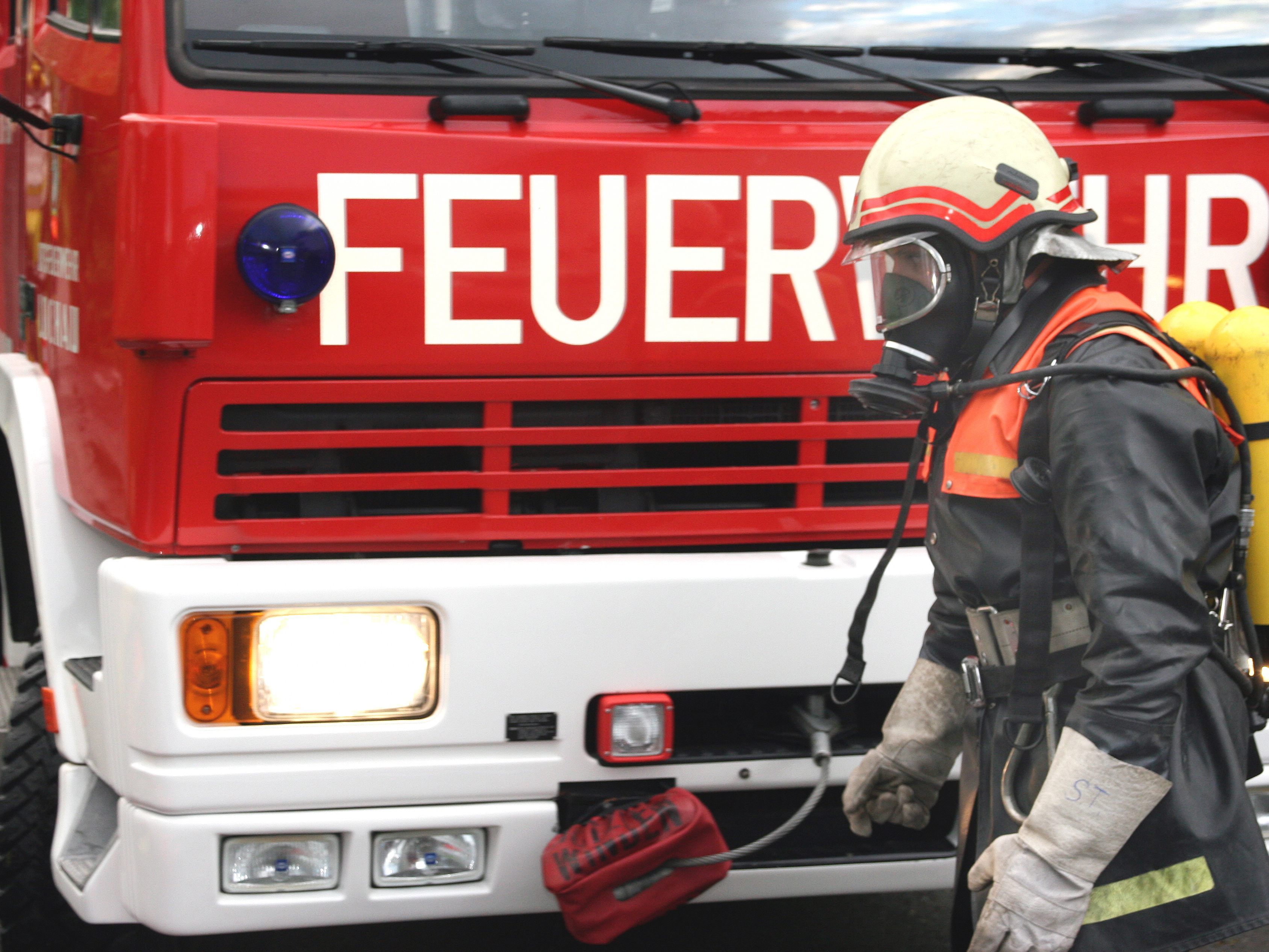 Die Kerze des Adventkranzes setzte die Wohnung in Brand. Die Kerze des Adventkranzes setzte die Wohnung in Brand.