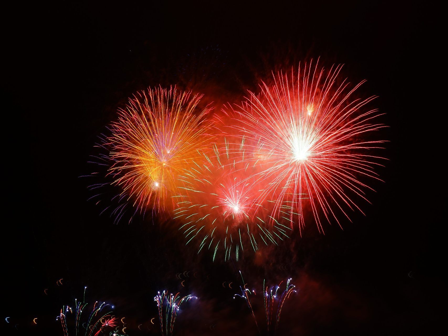 Auf der ganzen Welt wird das neue Jahr mit Feuerwerk willkommen geheißen. Auf der ganzen Welt wird das neue Jahr mit Feuerwerk willkommen geheißen.