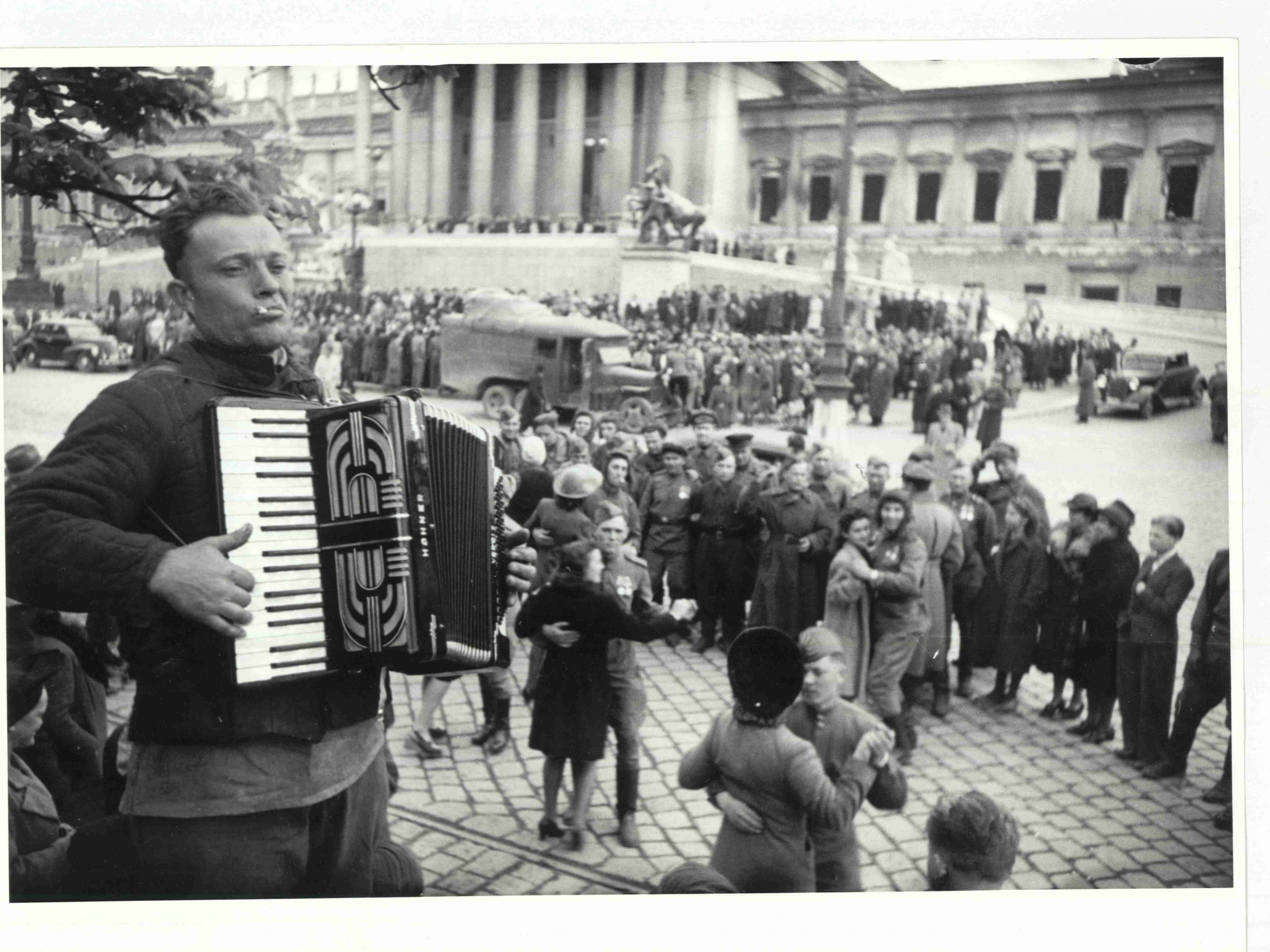 Musik und Tanz vor dem Parlament in Wien