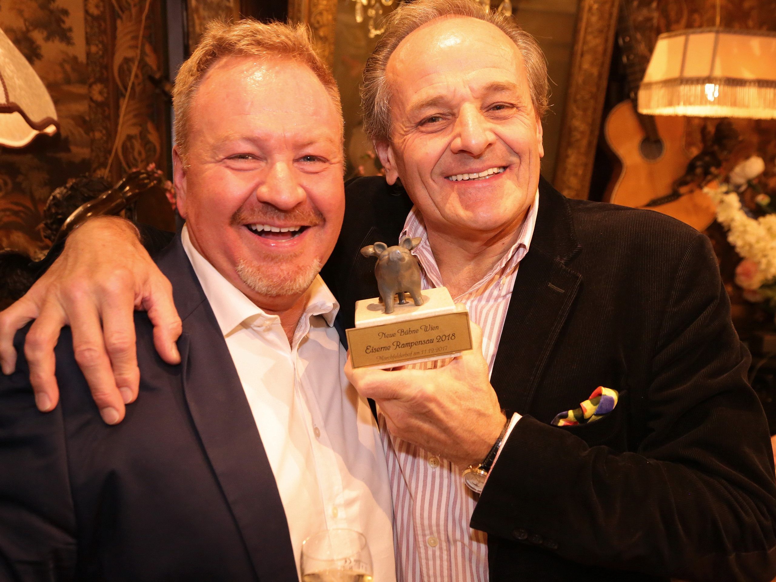 Stephan Paryla-Raky (r.) erhält die "Eiserne Rampensau" von Marcus Strahl (l.) Stephan Paryla-Raky (r.) erhält die "Eiserne Rampensau" von Marcus Strahl (l.)
