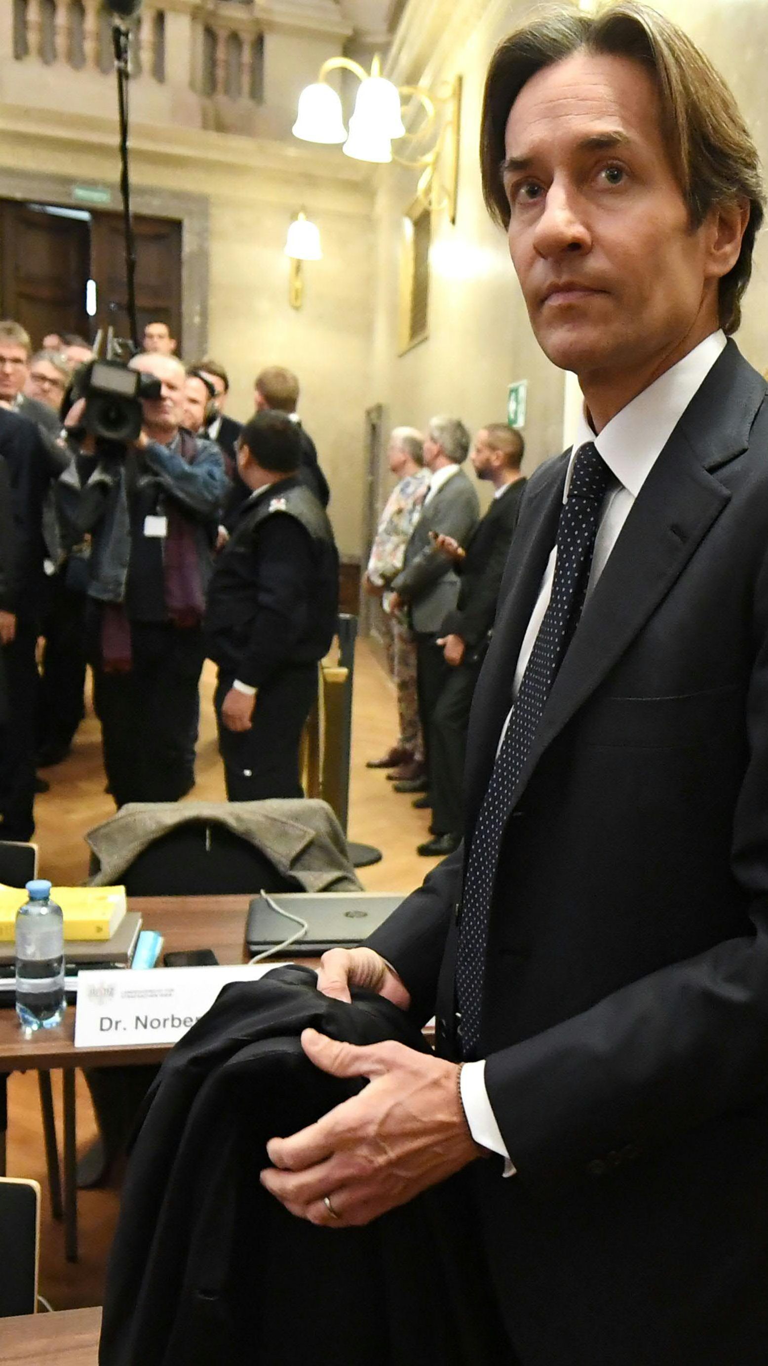 Der Angeklagte Karl-Heinz Grasser am Dienstag, 12. Dezember 2017, vor Beginn des Buwog-Prozesses im Großen Schwurgerichtssaal am Wiener Straflandesgericht.