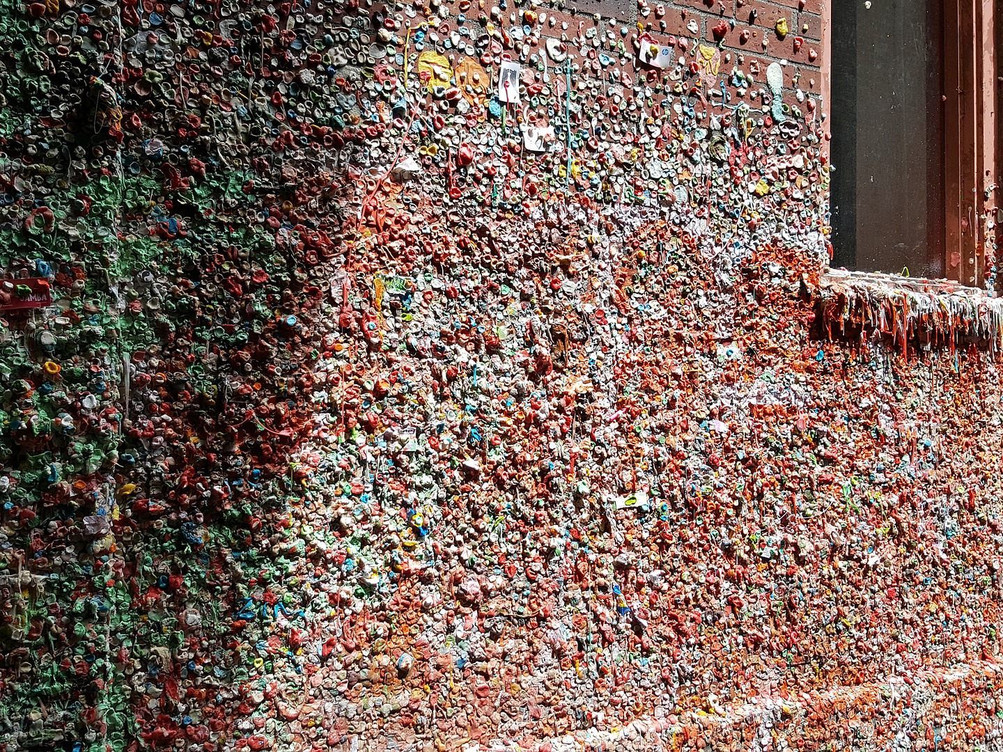 Eine kleine Gasse in Seattle ist mit Kaugummis bedeckt.