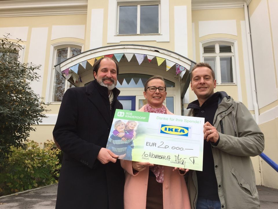 Thomas Wick (l.) und Barbara Osinger nehmen die Spende über 20.000 Euro von IKEA-Manager Matej Hargas entgegen. Thomas Wick (l.) und Barbara Osinger nehmen die Spende über 20.000 Euro von IKEA-Manager Matej Hargas entgegen.