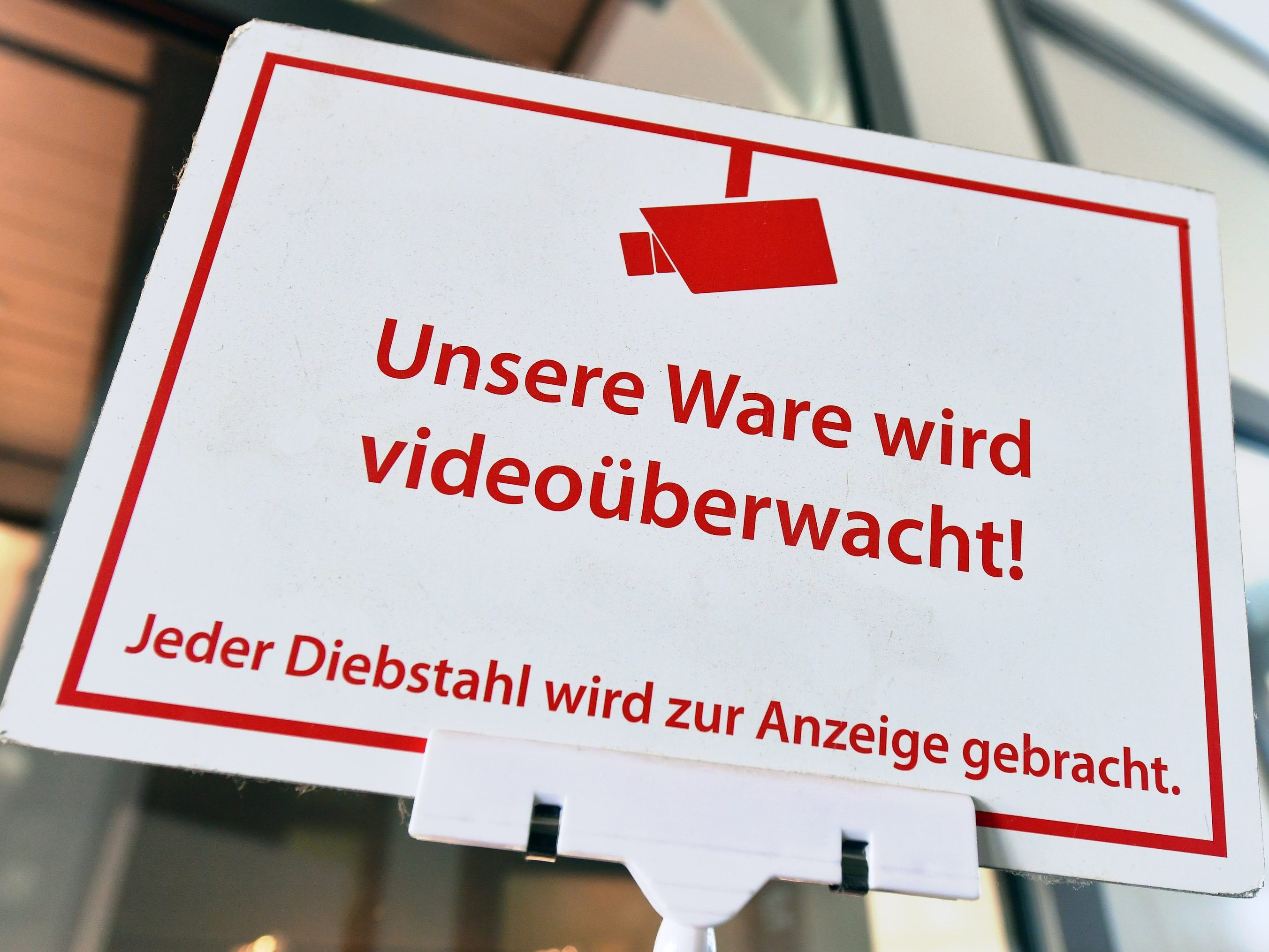Die Jugendliche wurden von dem Ladendetektiv überrascht.