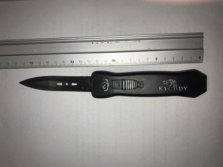 Mit diesem Messer bedrohte der 35-jährige Verkäufer den Kunden Mit diesem Messer bedrohte der 35-jährige Verkäufer den Kunden