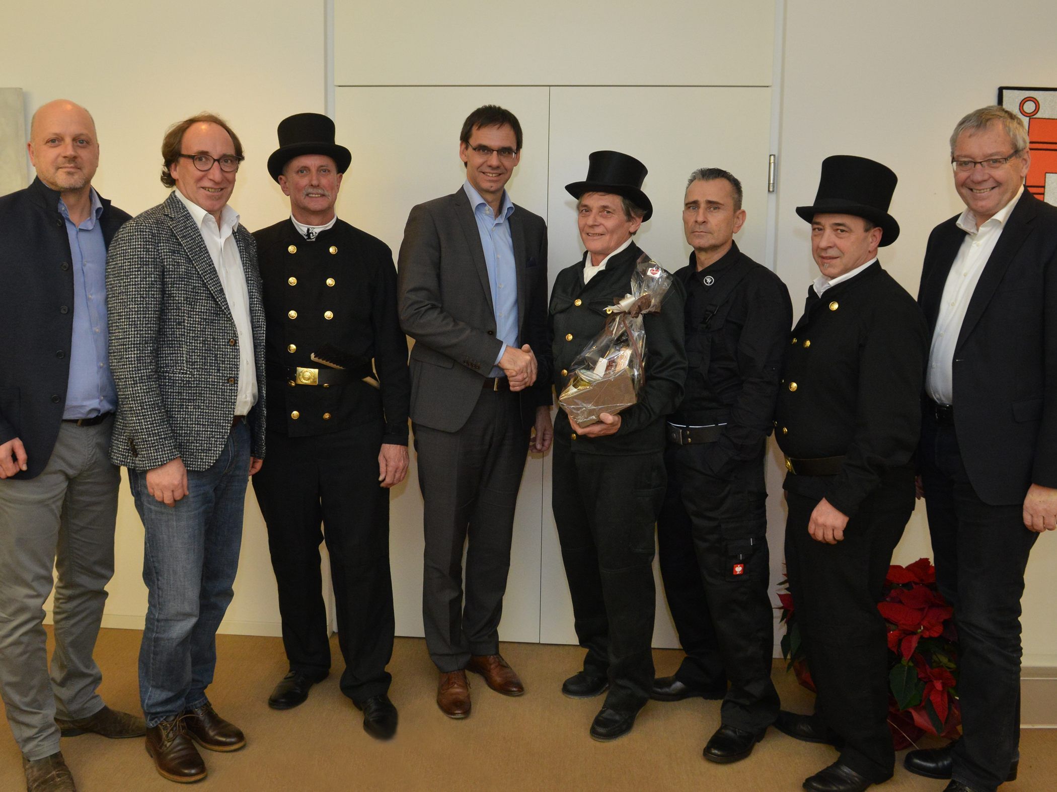 Kaminkehrer als Glücksbringer zum Neuen Jahr im Landhaus (im Bild v.l.: Innungsgeschäftsführer Alfred Hehle, Landesrat Johannes Rauch, ehemaliger Innungsmeister Albert Lässer, Landeshauptmann Markus Wallner, Werner Gstöhl, Günter Abentung, Innungsmeister Richard Bilgeri, Landesstatthalter Karlheinz Rüdisser).
