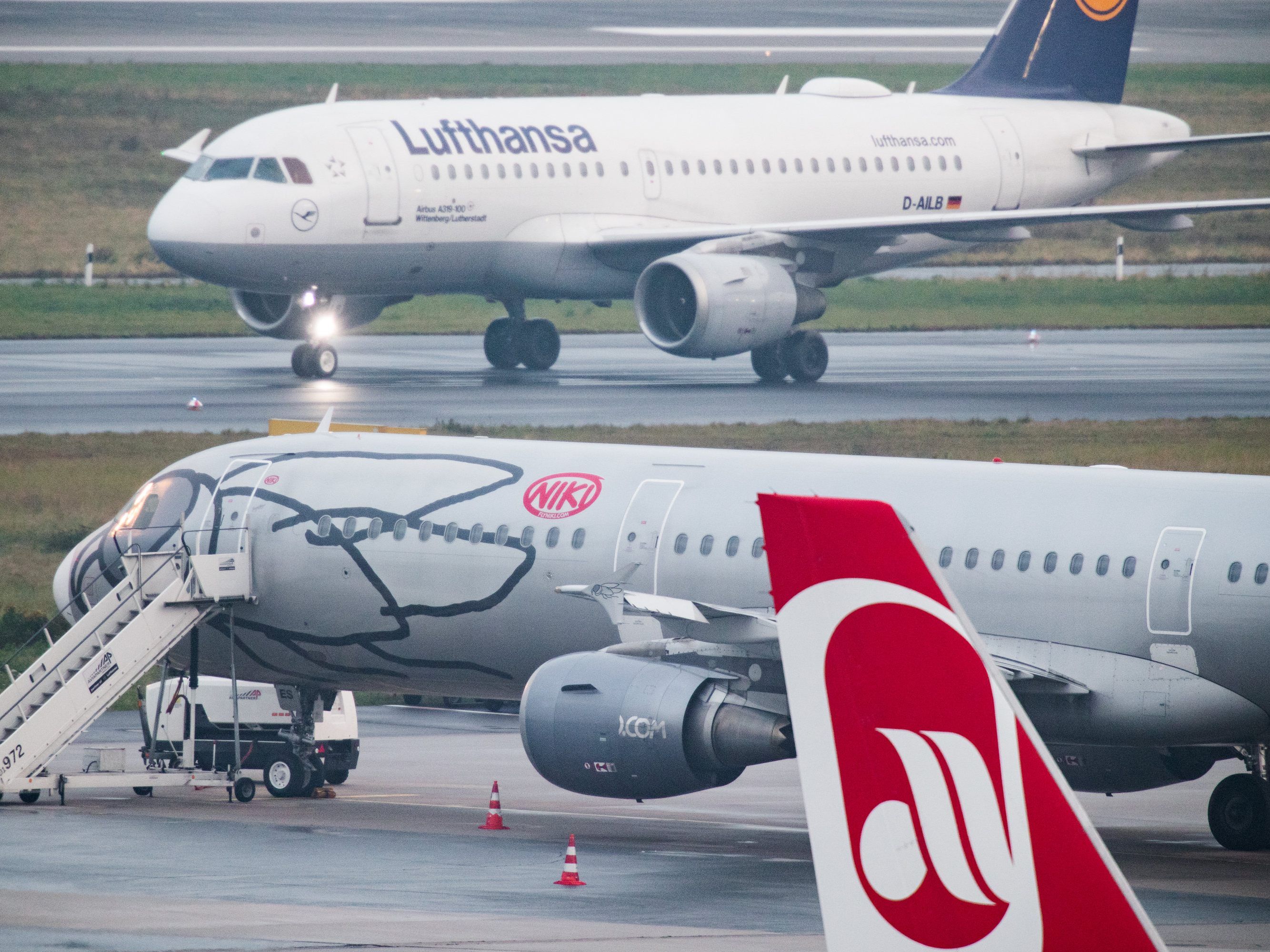 Die Schweizer PrivatAir ist an der insolventen Niki interessiert. Mitarbeiter sollen mehrheitlich übernommen werden. Die Schweizer PrivatAir ist an der insolventen Niki interessiert. Mitarbeiter sollen mehrheitlich übernommen werden.