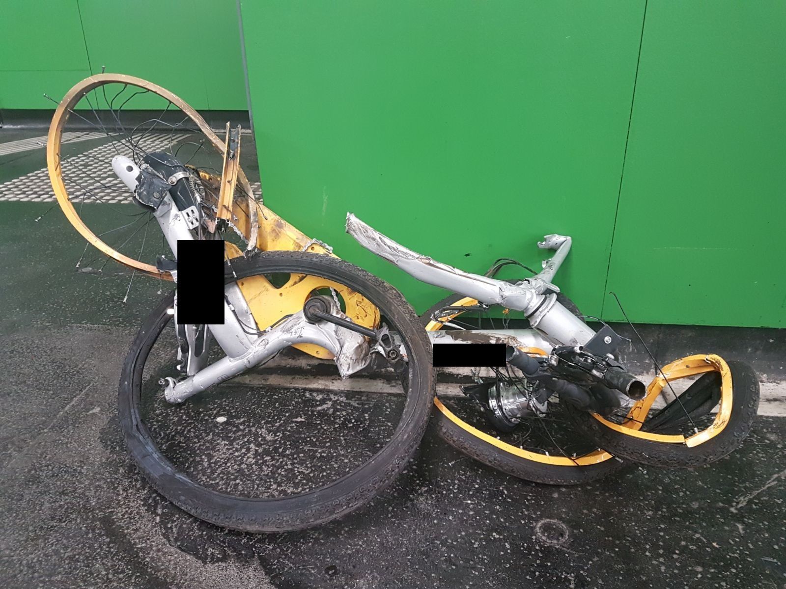 Das zerstörte "OBIKE" nach der Kollision mit einer U4-Garnitur. Das zerstörte "OBIKE" nach der Kollision mit einer U4-Garnitur.