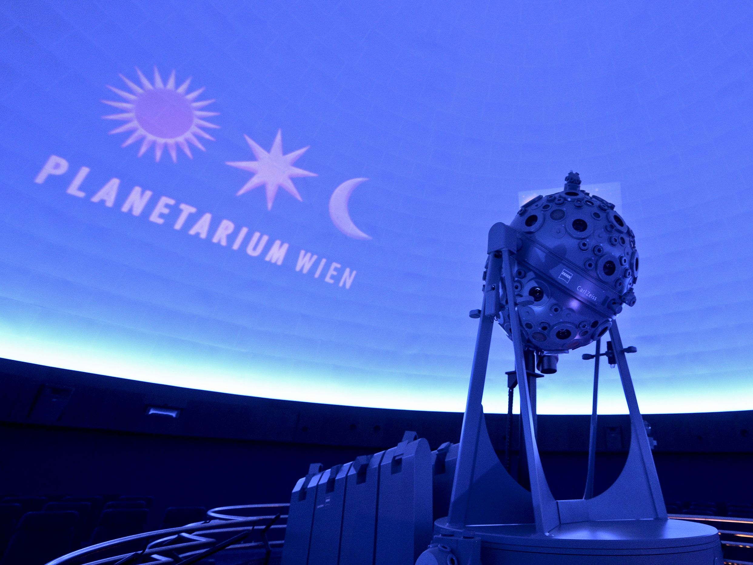 Bei einer Führung kann man das Planetarium Wien kennenlernen.