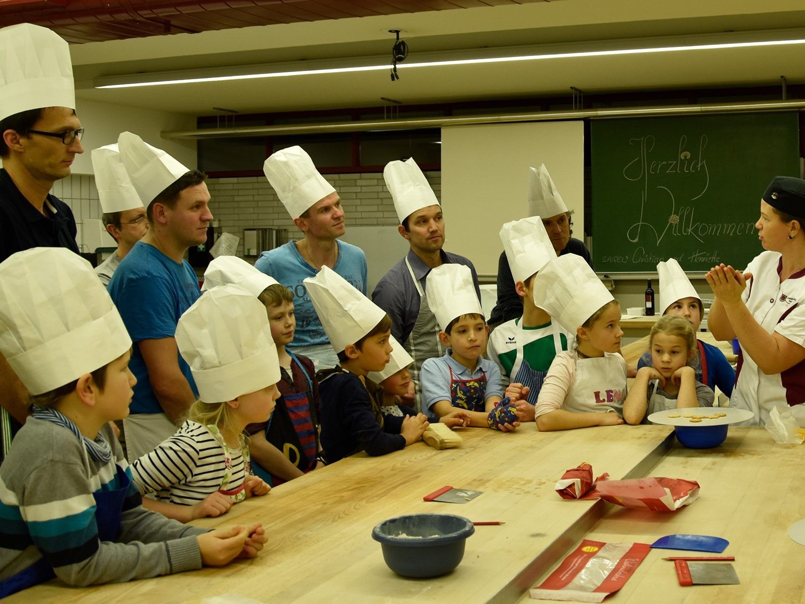 Väter und ihre Kinder hatten viel Spaß in der Weihnachtsbäckerei. Väter und ihre Kinder hatten viel Spaß in der Weihnachtsbäckerei.