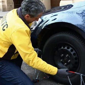 Das Anlegen der Schneeketten sollte im Trockentraining geübt werden.