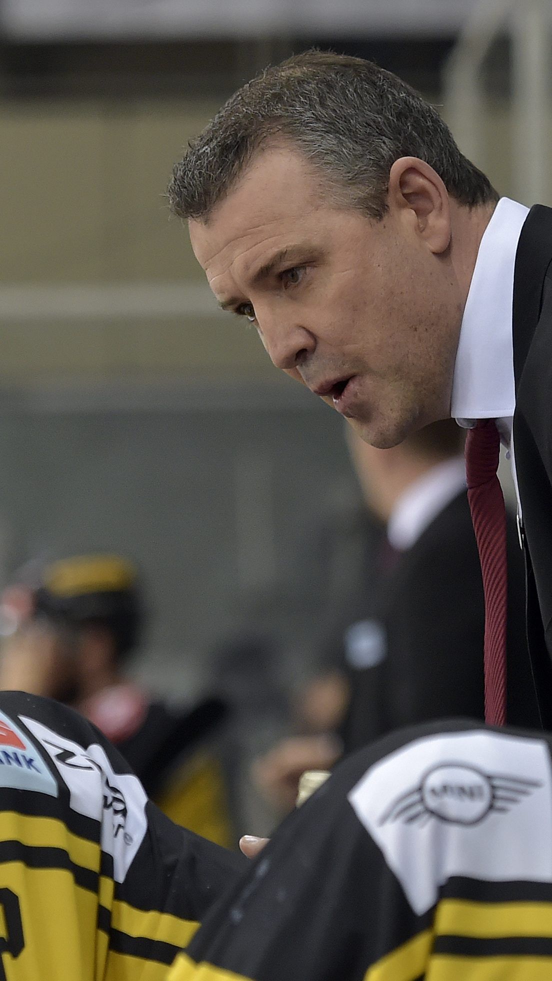 Trainer Aubin informiert das Team bereits beim Freitagstraining