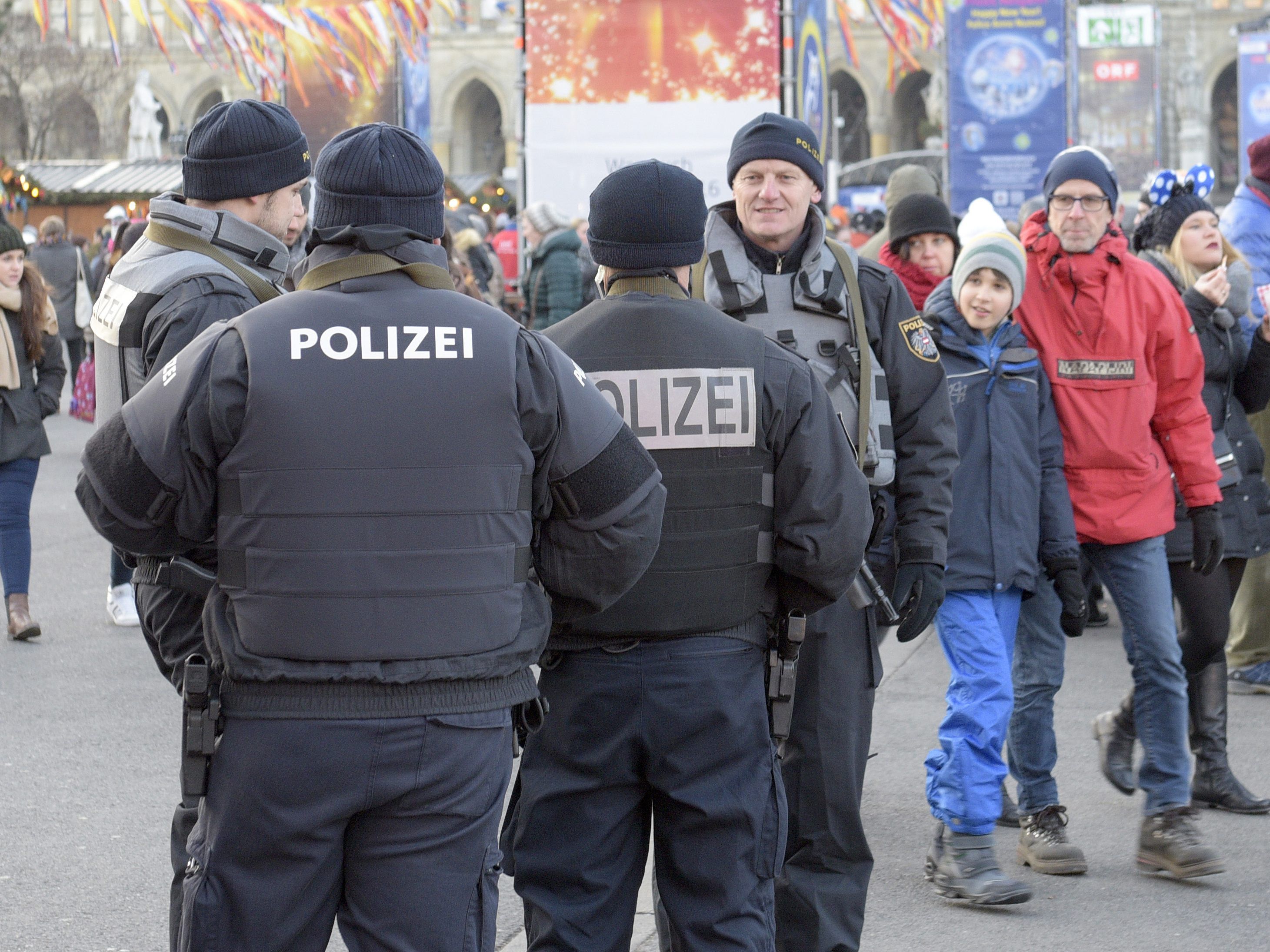 Die Polizei ist zu Silvester im Dauereinsatz. Die Polizei ist zu Silvester im Dauereinsatz.
