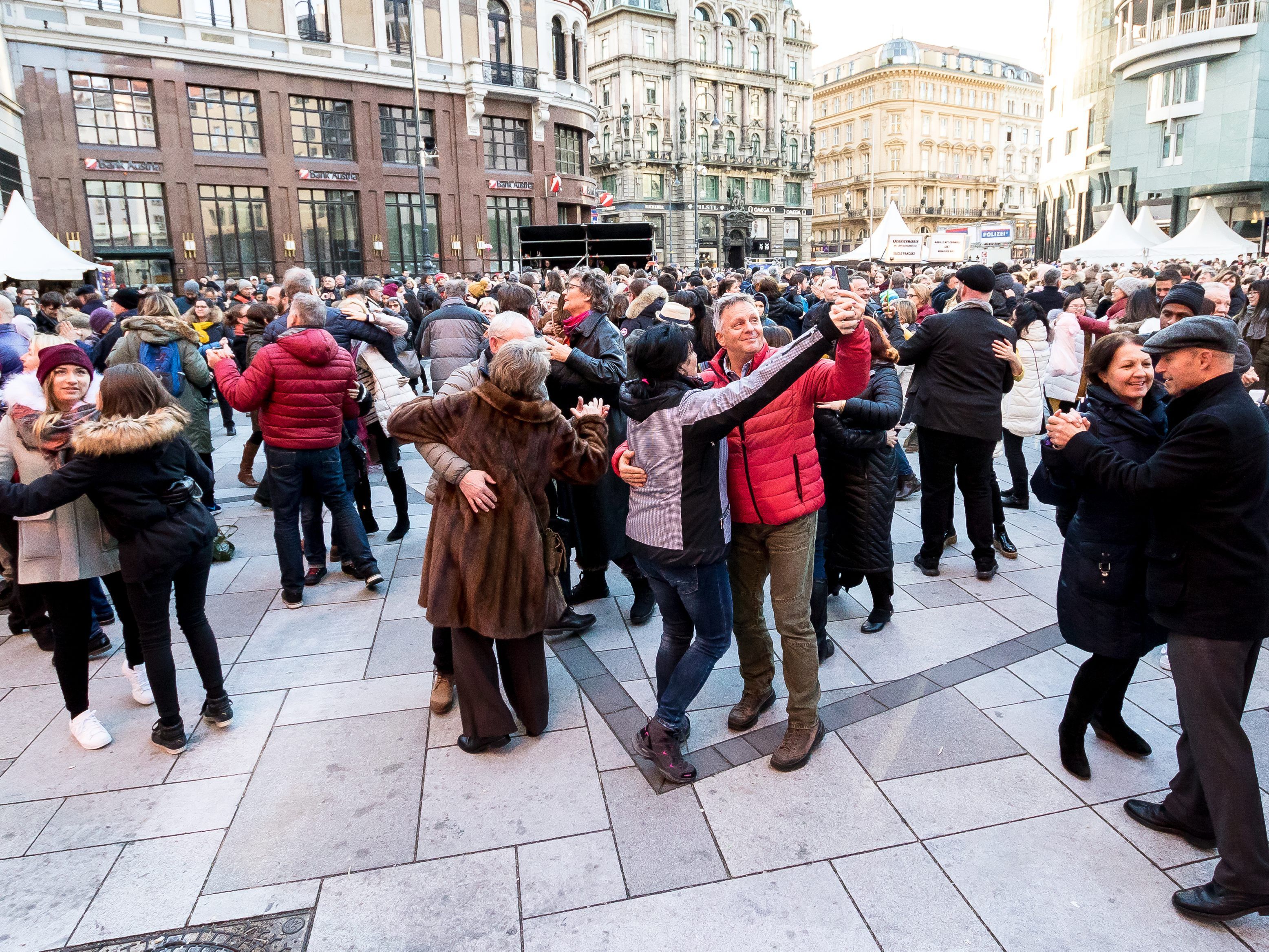 In Wien wird beim Silvesterpfad ins neue Jahr getanzt. In Wien wird beim Silvesterpfad ins neue Jahr getanzt.
