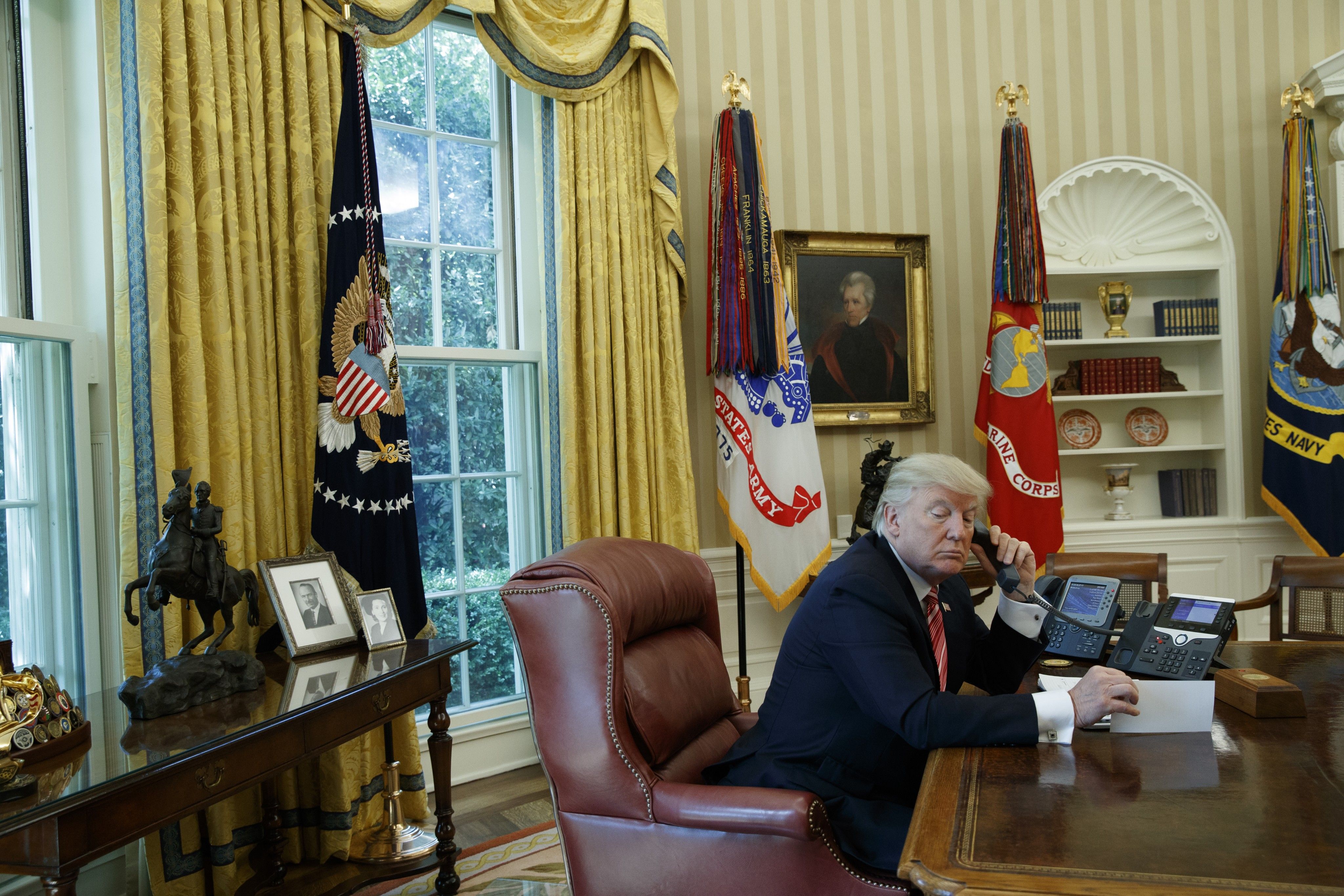 Trump telefoniert im Oval Office Trump telefoniert im Oval Office