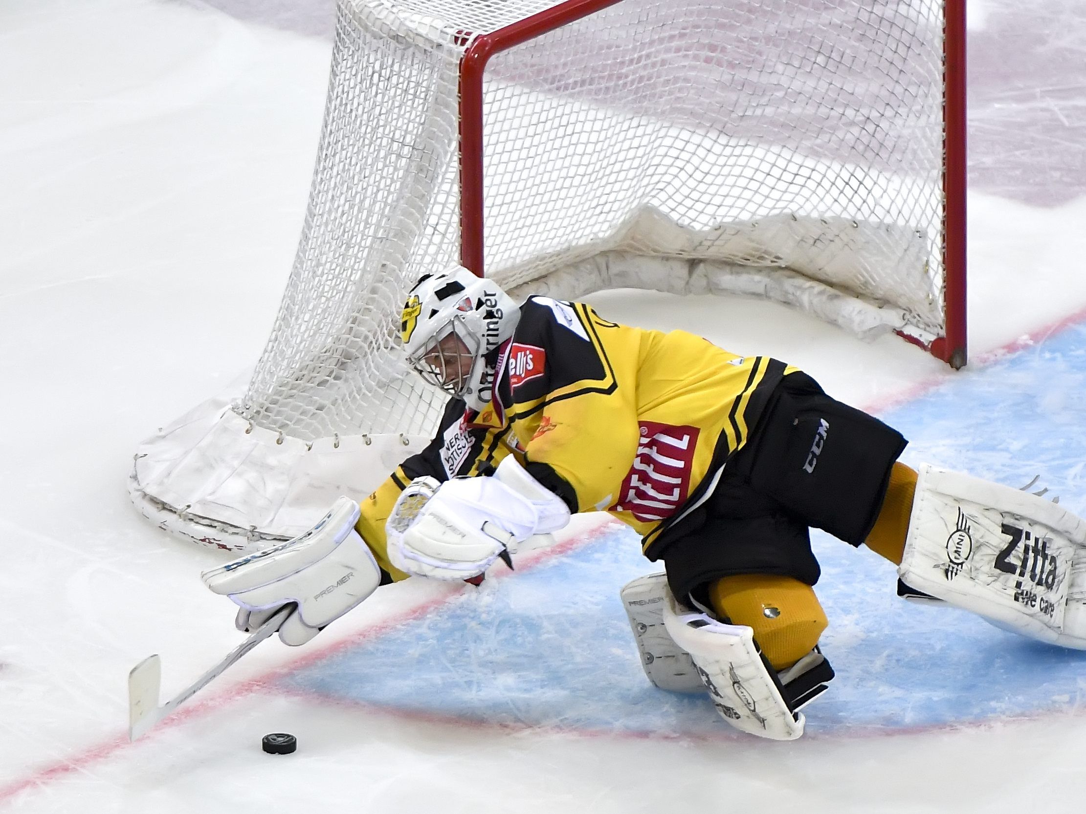 Der Goalie der Vienna Capitals musste am Mittwoch drei Mal hinter sich greifen Der Goalie der Vienna Capitals musste am Mittwoch drei Mal hinter sich greifen