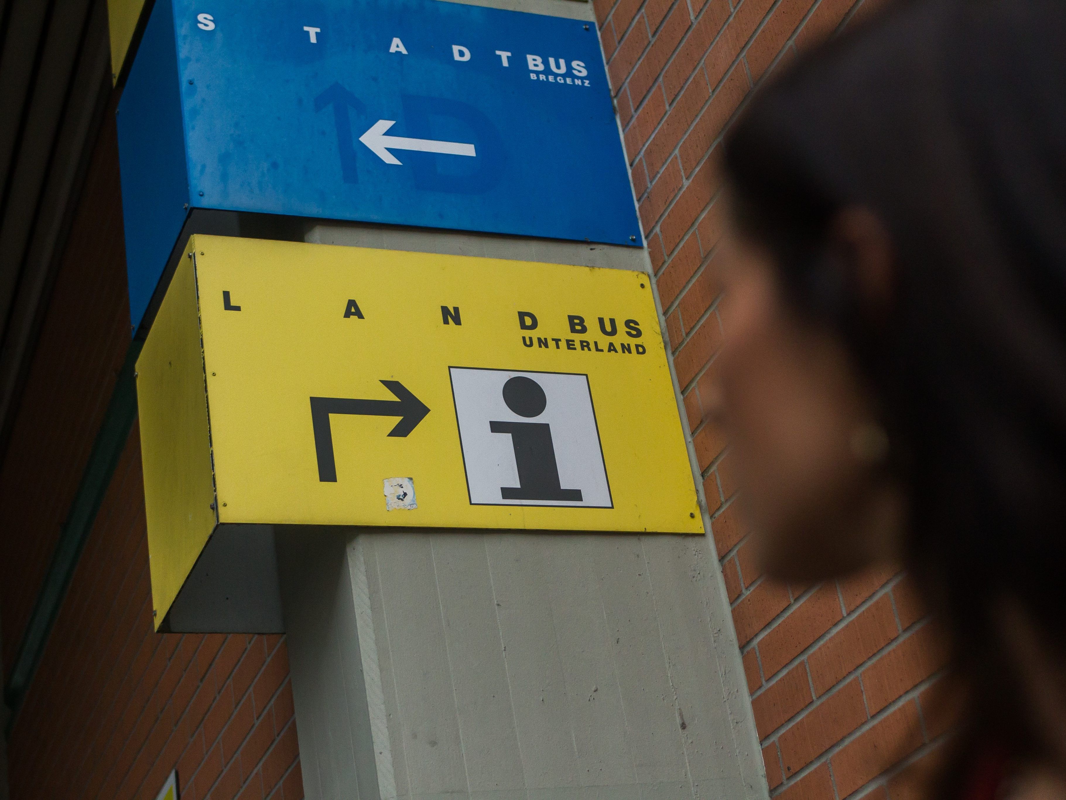 Wer in Vorarlberg mit dem öffentlichen Nahverkehr statt mit dem Auto zur Arbeit pendelt kann im Jahr mehrere tausen Euro sparen.