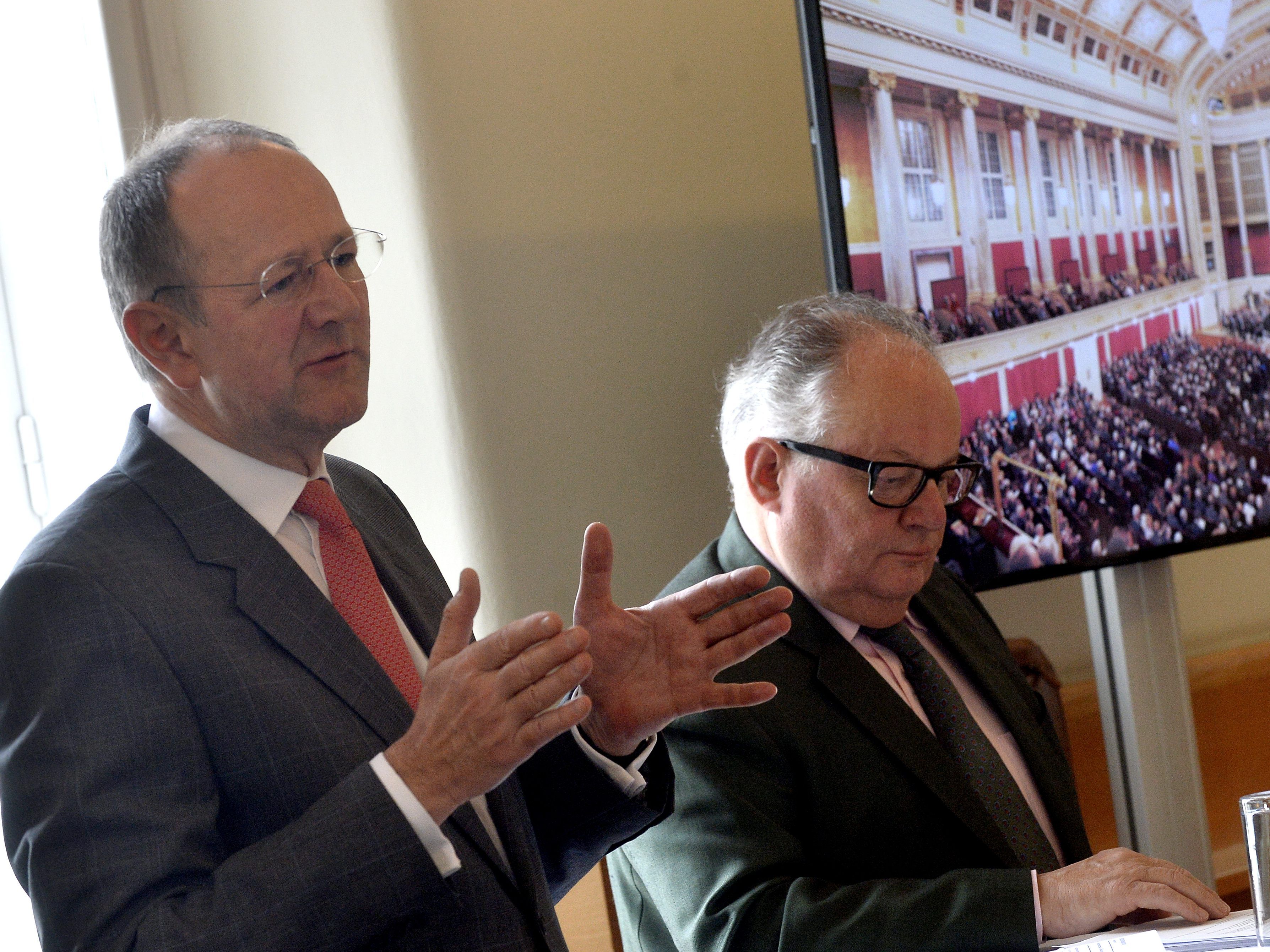 Naske und Konrad sind mit der Finanzlage ihres Hauses zufrieden.