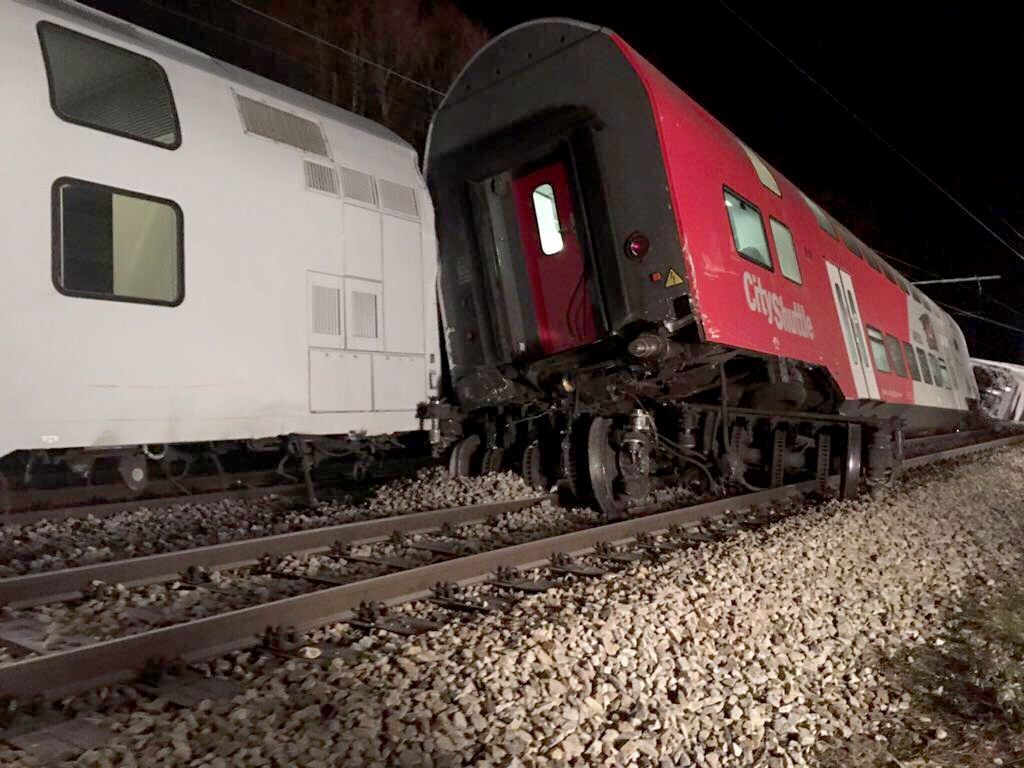 Am Freitagabend kollidierten zwei Züge im Bahnhof Kritzendorf in Klosterneuburg.