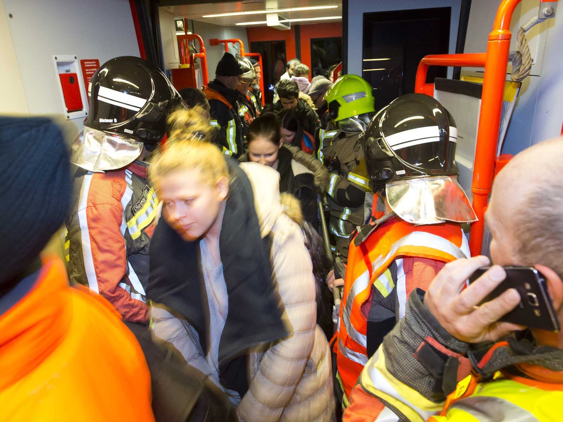 Passagiere via Evakuierungssteg aus Zug gebracht. Passagiere via Evakuierungssteg aus Zug gebracht.