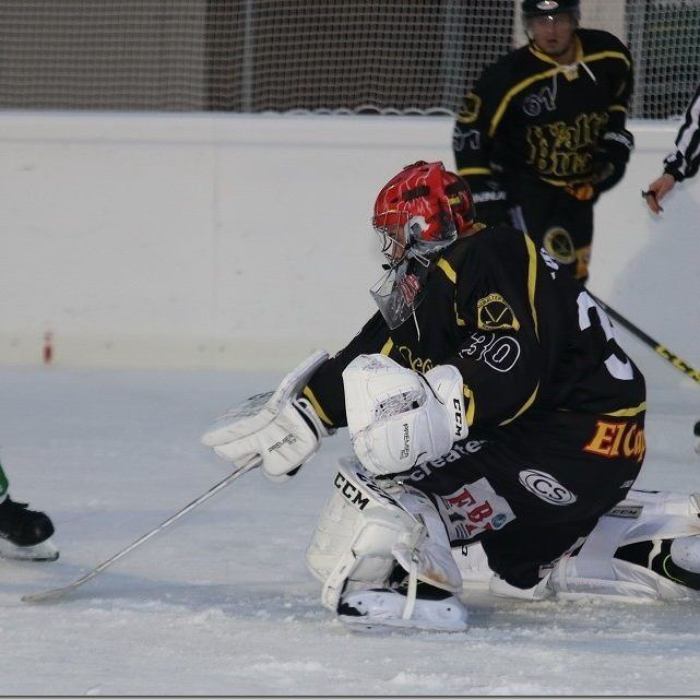 Tormann Marco Knobel und Stürmer Geri Salzer im Zweikampf