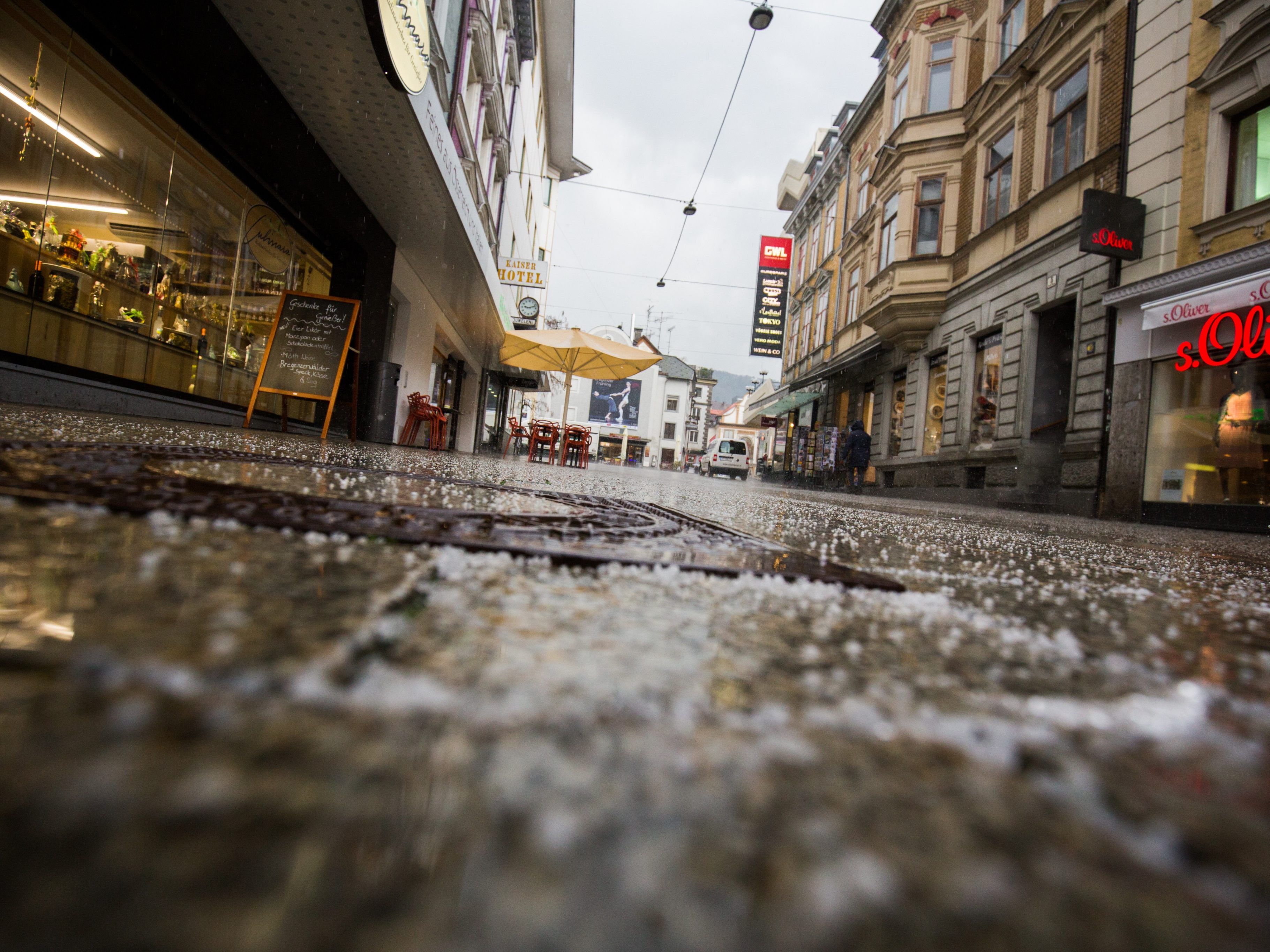 Aus Sicht des BH-Sachbearbeiters lag hingegen mit dem Verkauf der Straßenzeitung kein Gemeingebrauch, sondern ein Sondergebrauch der öffentlichen Straße vor.