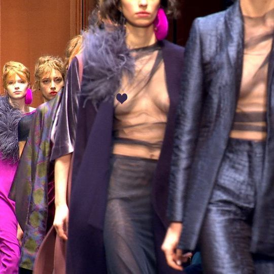 Bauhaus, Blumen, Leoprint: Designer Dawid Tomaszewski eröffnet die Berliner Fashion Week