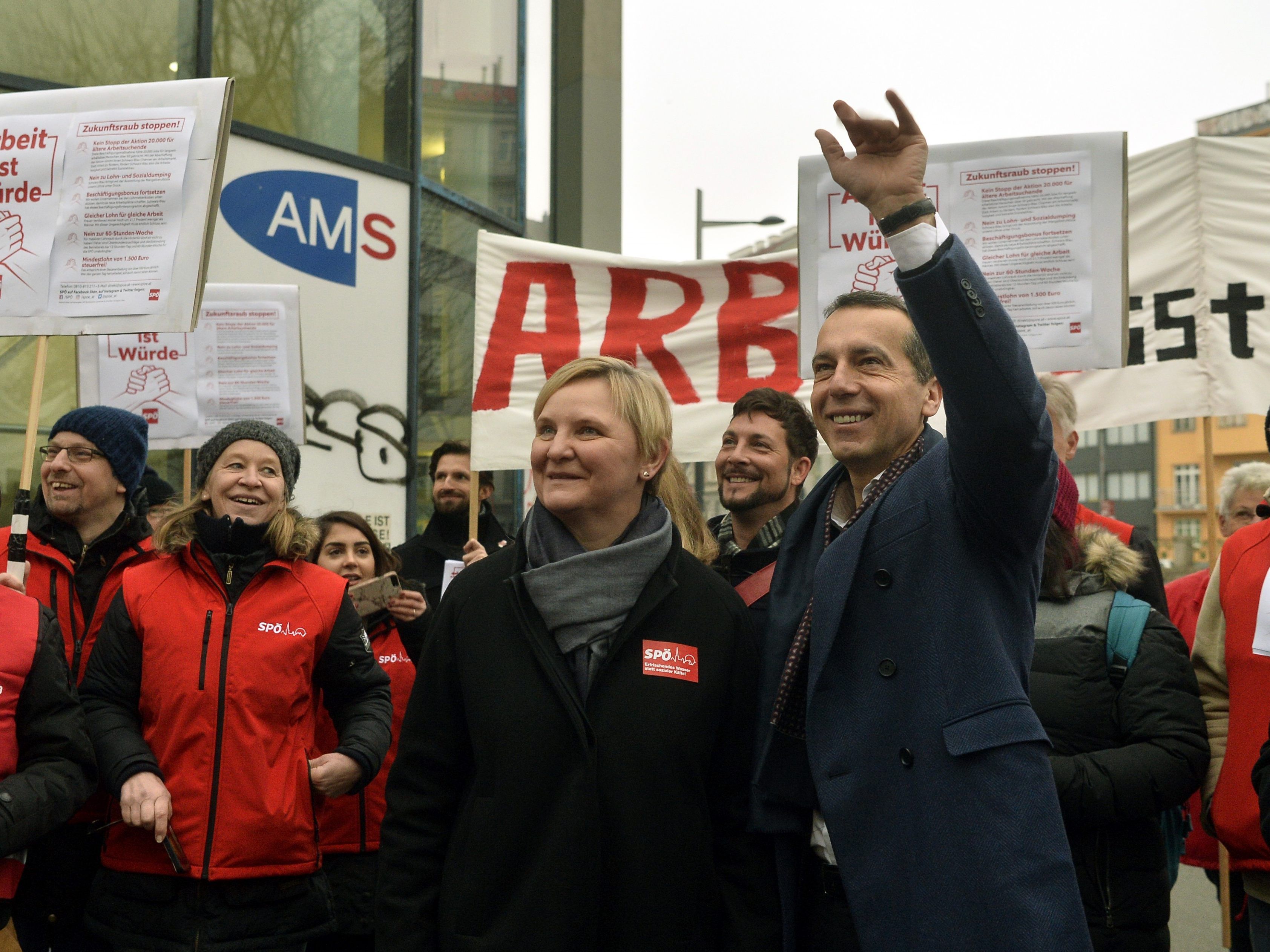 SPÖ-Chef Kern demonstrierte vor einem Wiener AMS. SPÖ-Chef Kern demonstrierte vor einem Wiener AMS.