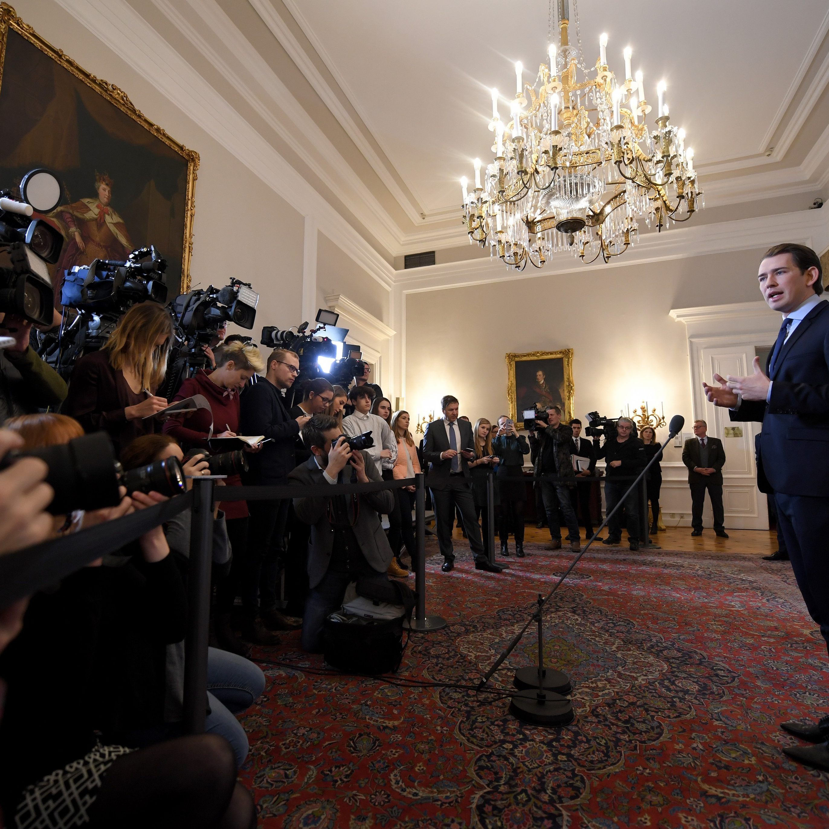 Die Regierung leitet ein Auflösungsverfahren zu Germania ein, teilte Kurz mit.