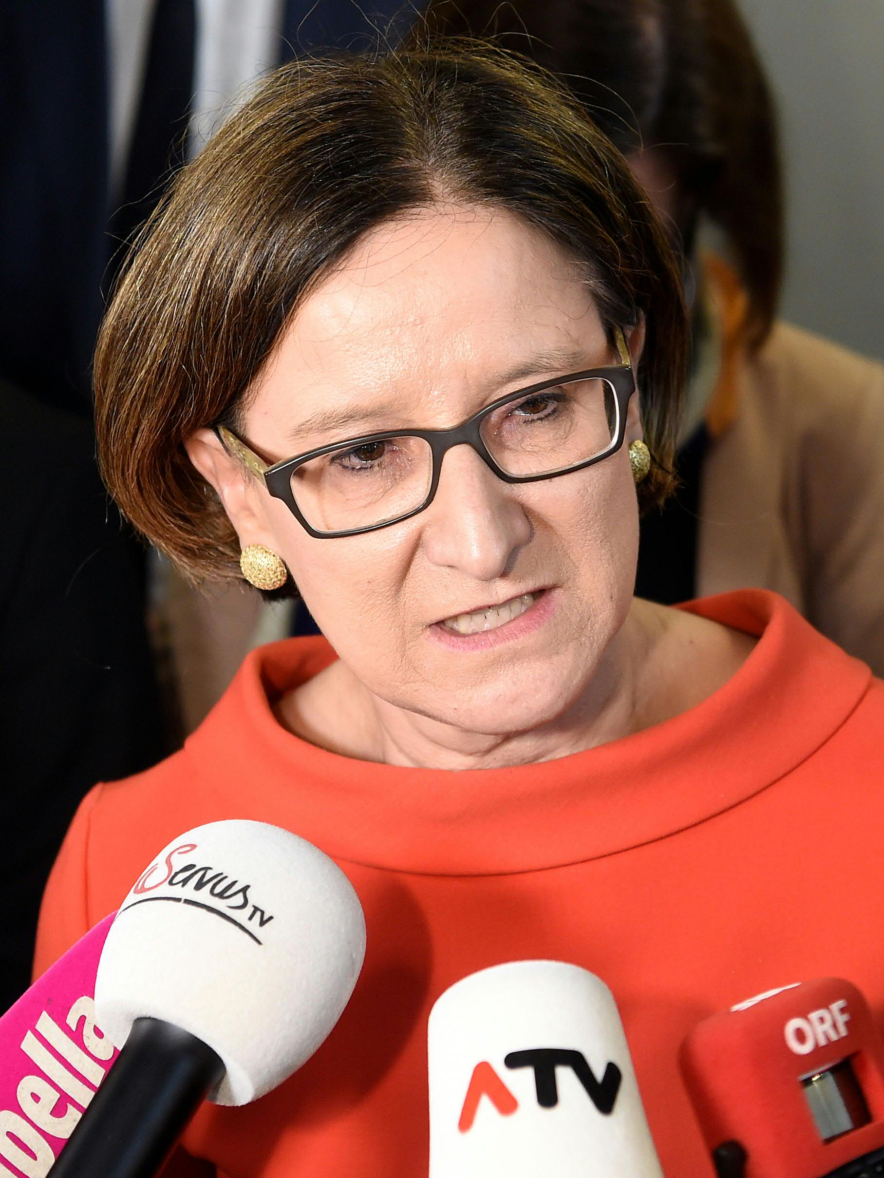 ABD0023_20160405 - WIEN - STERREICH: Innenministerin Johanna Mikl-Leitner (VP) anl. des Ministerrates am Dienstag, 5. April 2016, im Bundeskanzleramt in Wien. - FOTO: APA/HELMUT FOHRINGER 