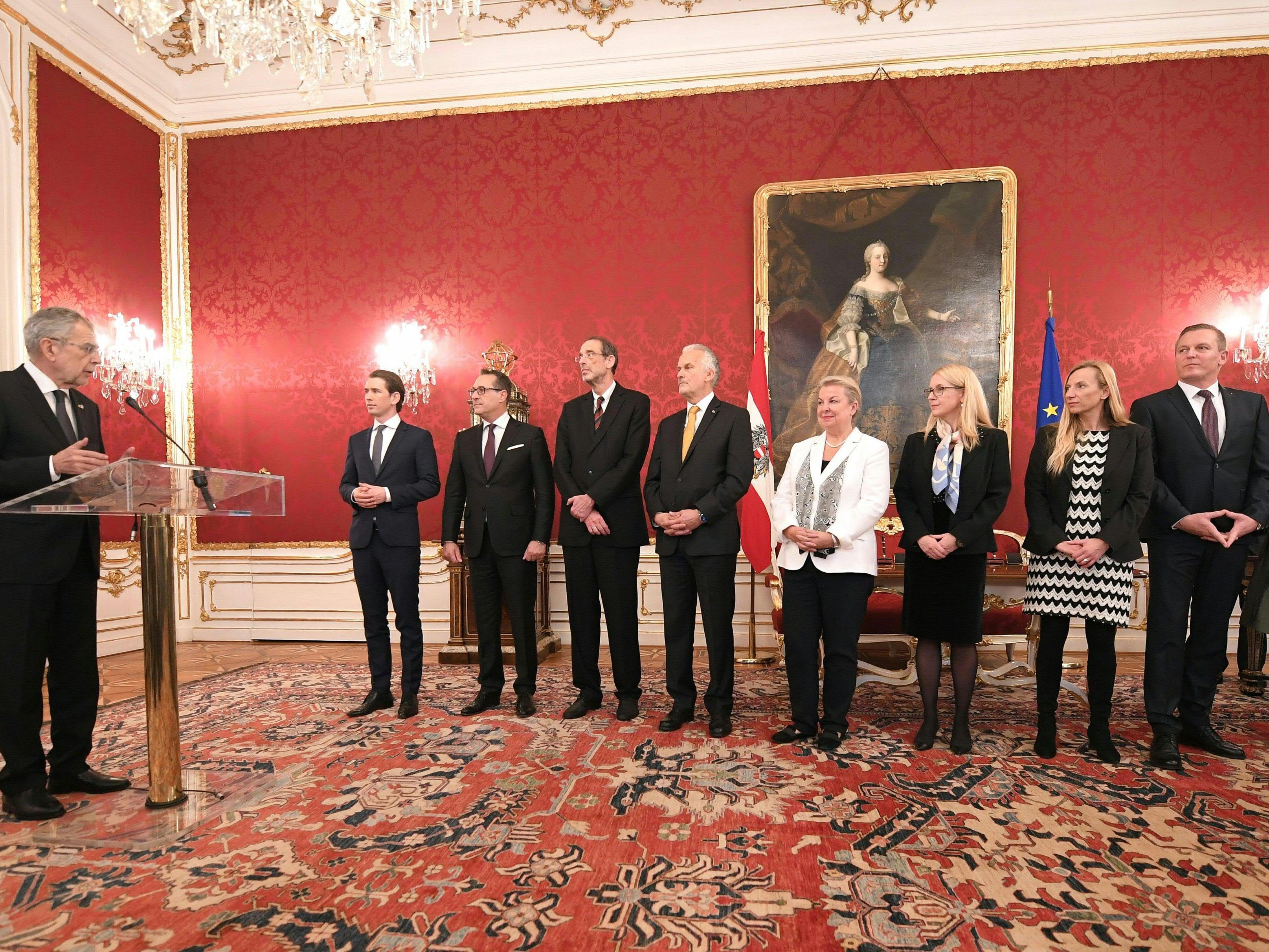 Einige Minister mussten neu angelobt werden.